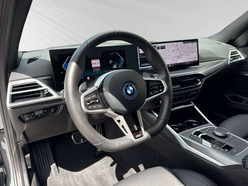 BMW 330e x DriveTouring Steptronic M Sport-image-4