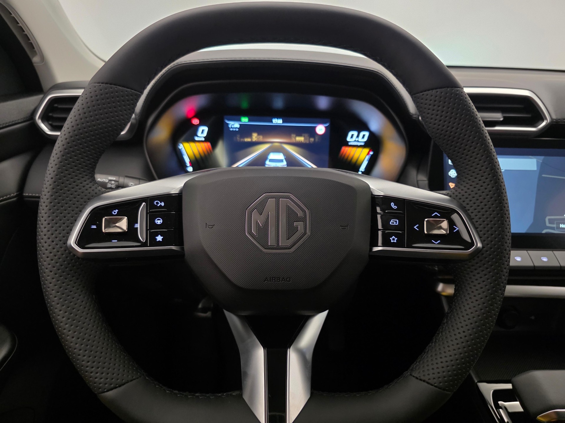 MG ZS 1.5 Hybrid+ Luxury-image-18