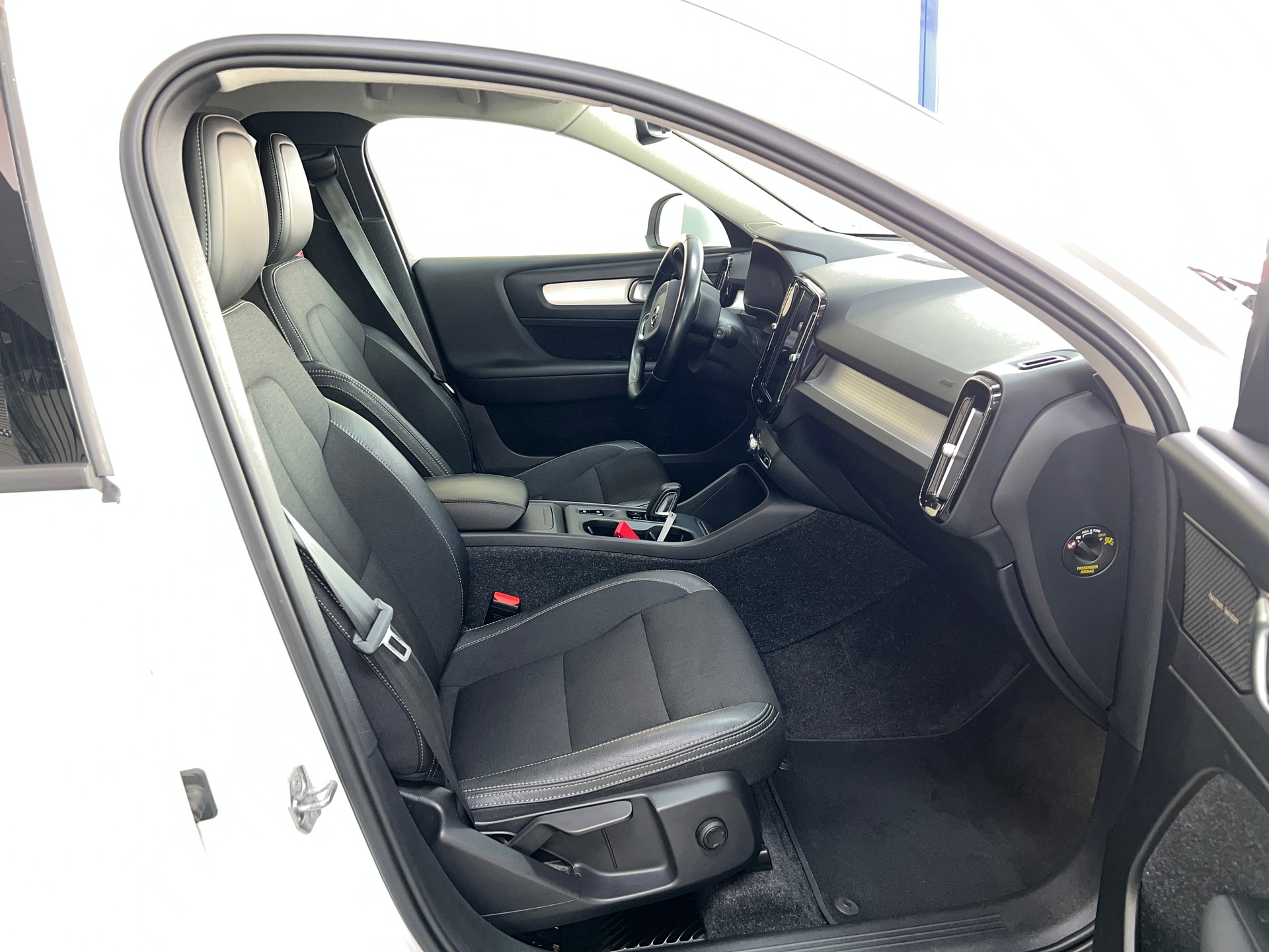 VOLVO XC40 D4 AWD Momentum Geartronic-image-5