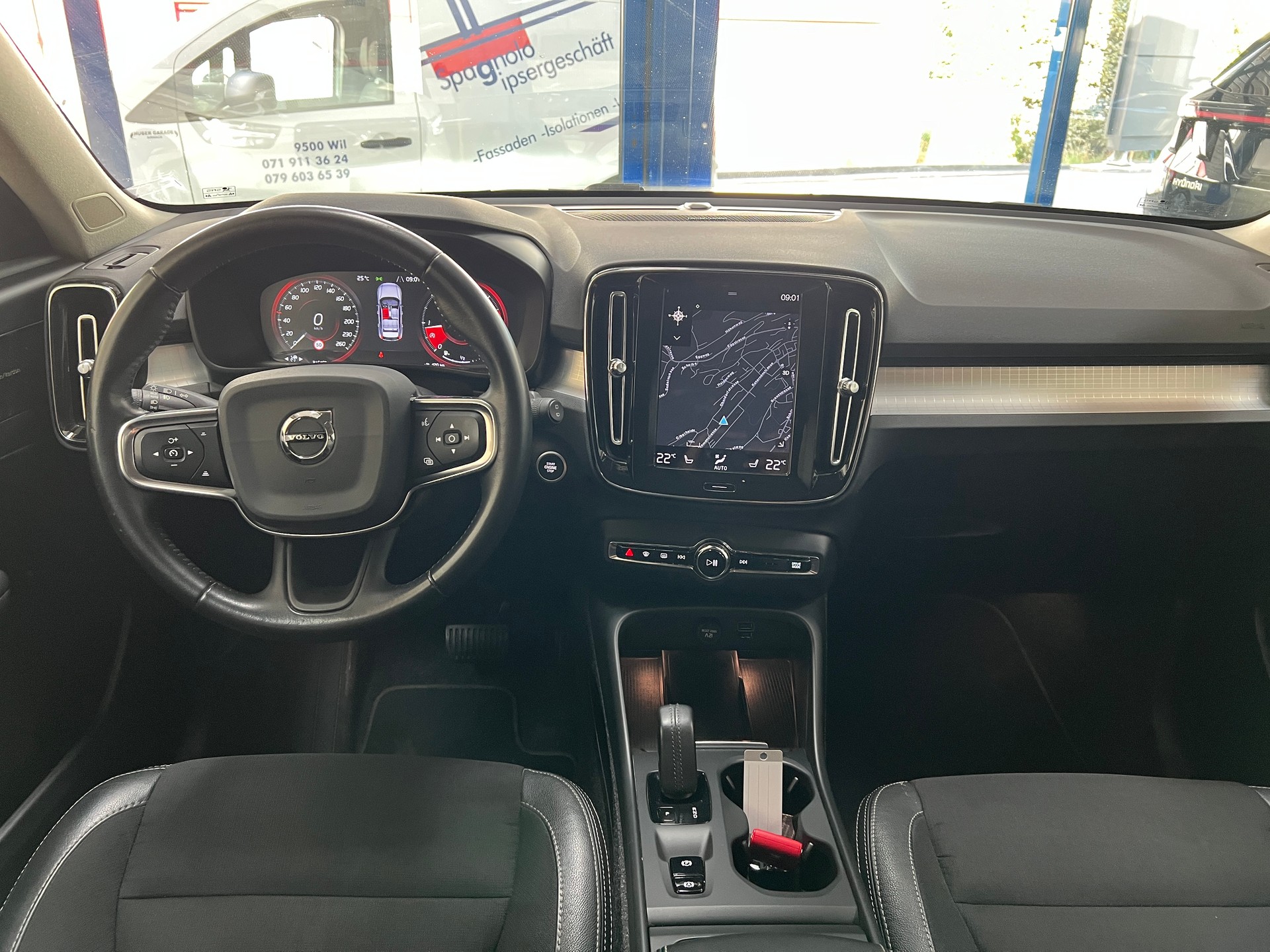 VOLVO XC40 D4 AWD Momentum Geartronic-image-6