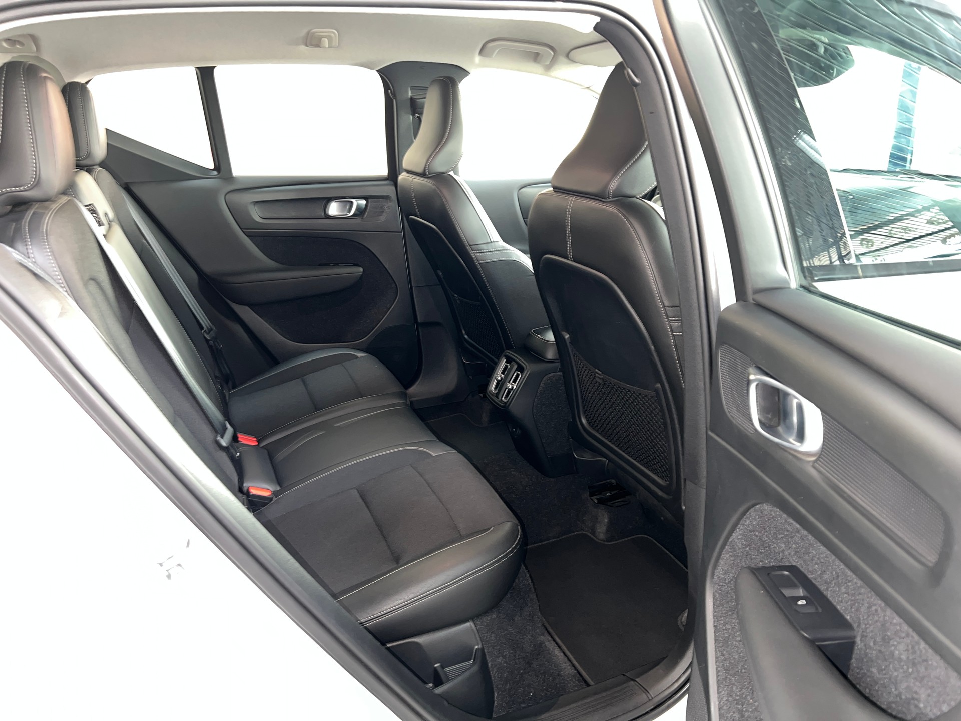 VOLVO XC40 D4 AWD Momentum Geartronic-image-4