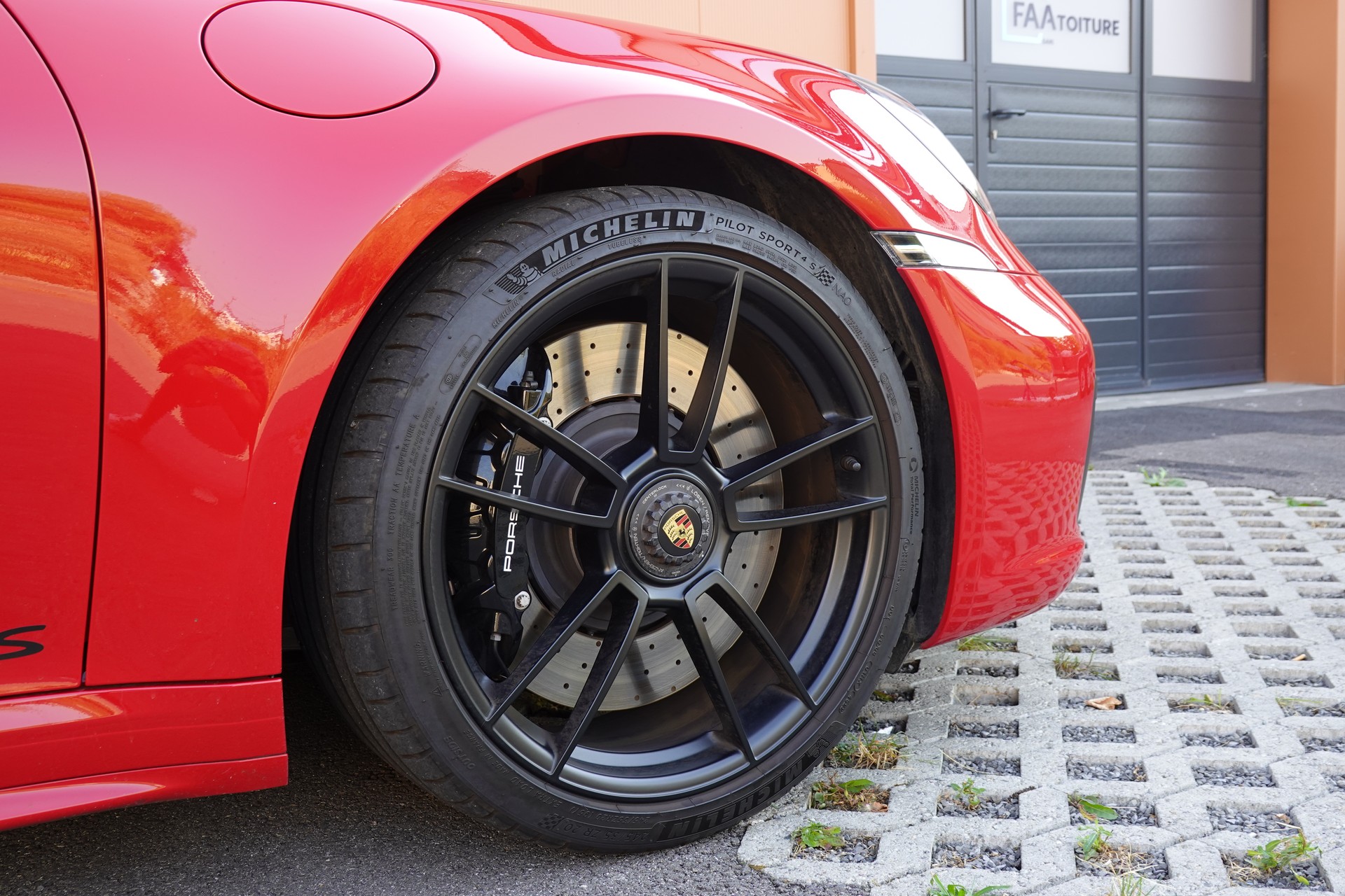 PORSCHE 911 Targa 4 GTS PDK - "CH Auto * Porsche Approved * Son BOSE * Toutes Roues Direct. * Sièges Sport 18 Posit avec Mémoire"-image-5