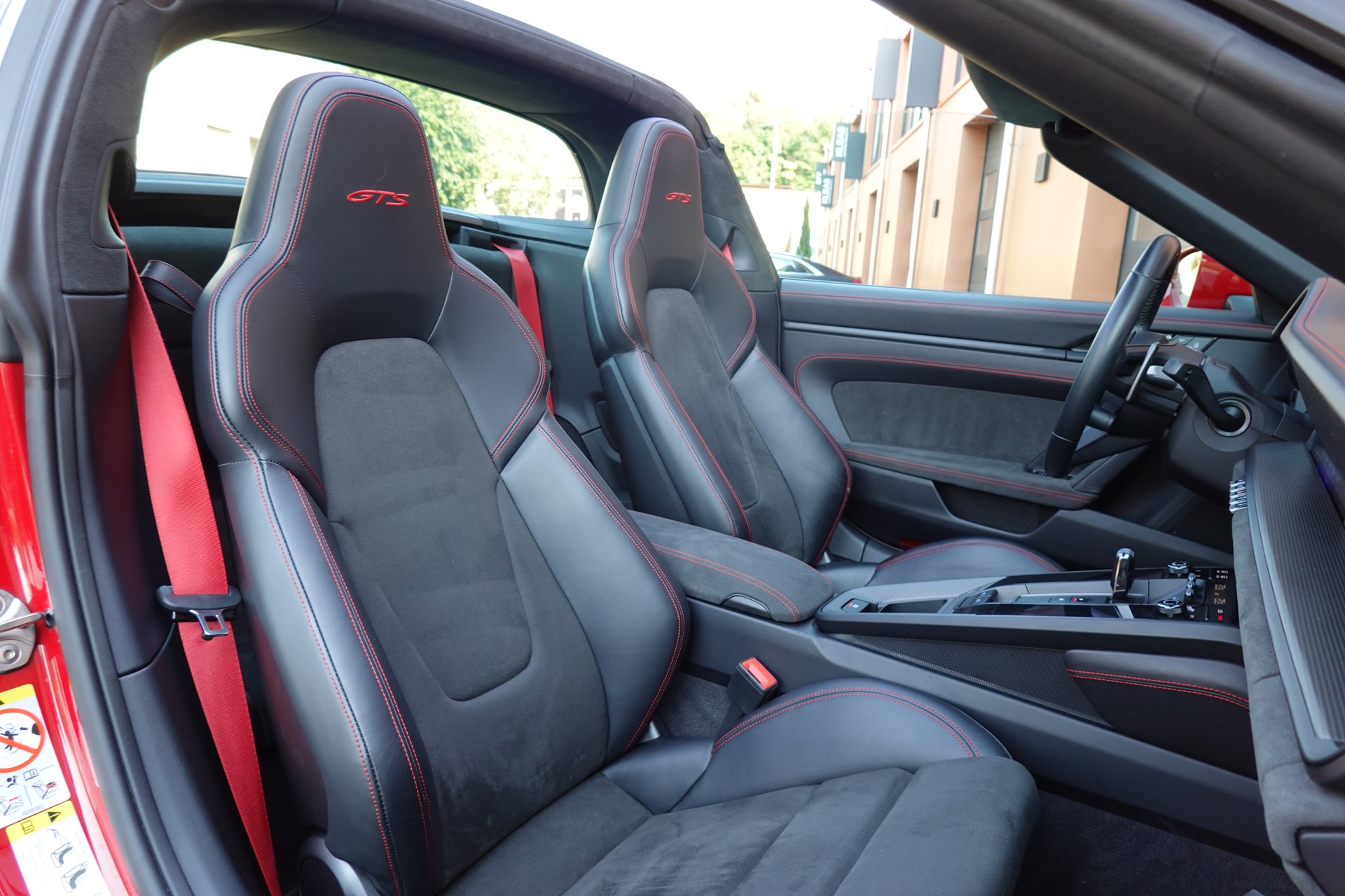 PORSCHE 911 Targa 4 GTS PDK - "CH Auto * Porsche Approved * Son BOSE * Toutes Roues Direct. * Sièges Sport 18 Posit avec Mémoire"-image-29