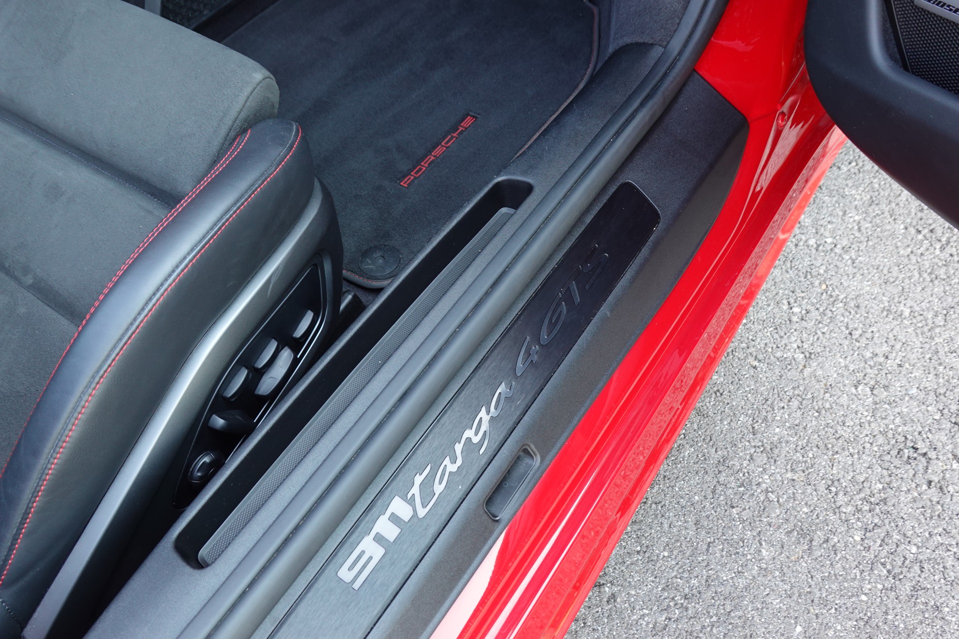 PORSCHE 911 Targa 4 GTS PDK - "CH Auto * Porsche Approved * Son BOSE * Toutes Roues Direct. * Sièges Sport 18 Posit avec Mémoire"-image-10