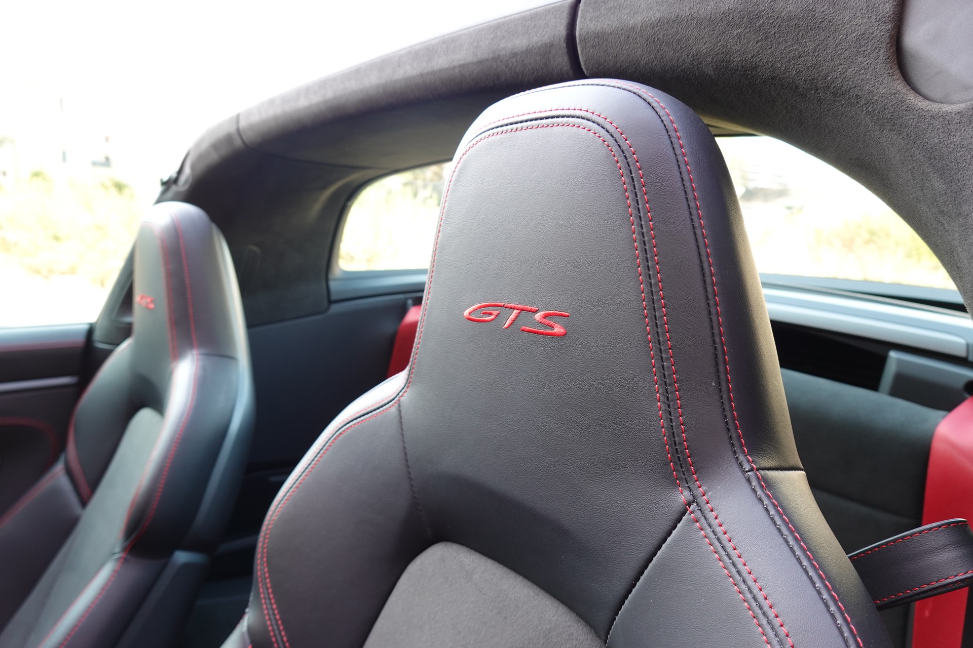 PORSCHE 911 Targa 4 GTS PDK - "CH Auto * Porsche Approved * Son BOSE * Toutes Roues Direct. * Sièges Sport 18 Posit avec Mémoire"-image-28