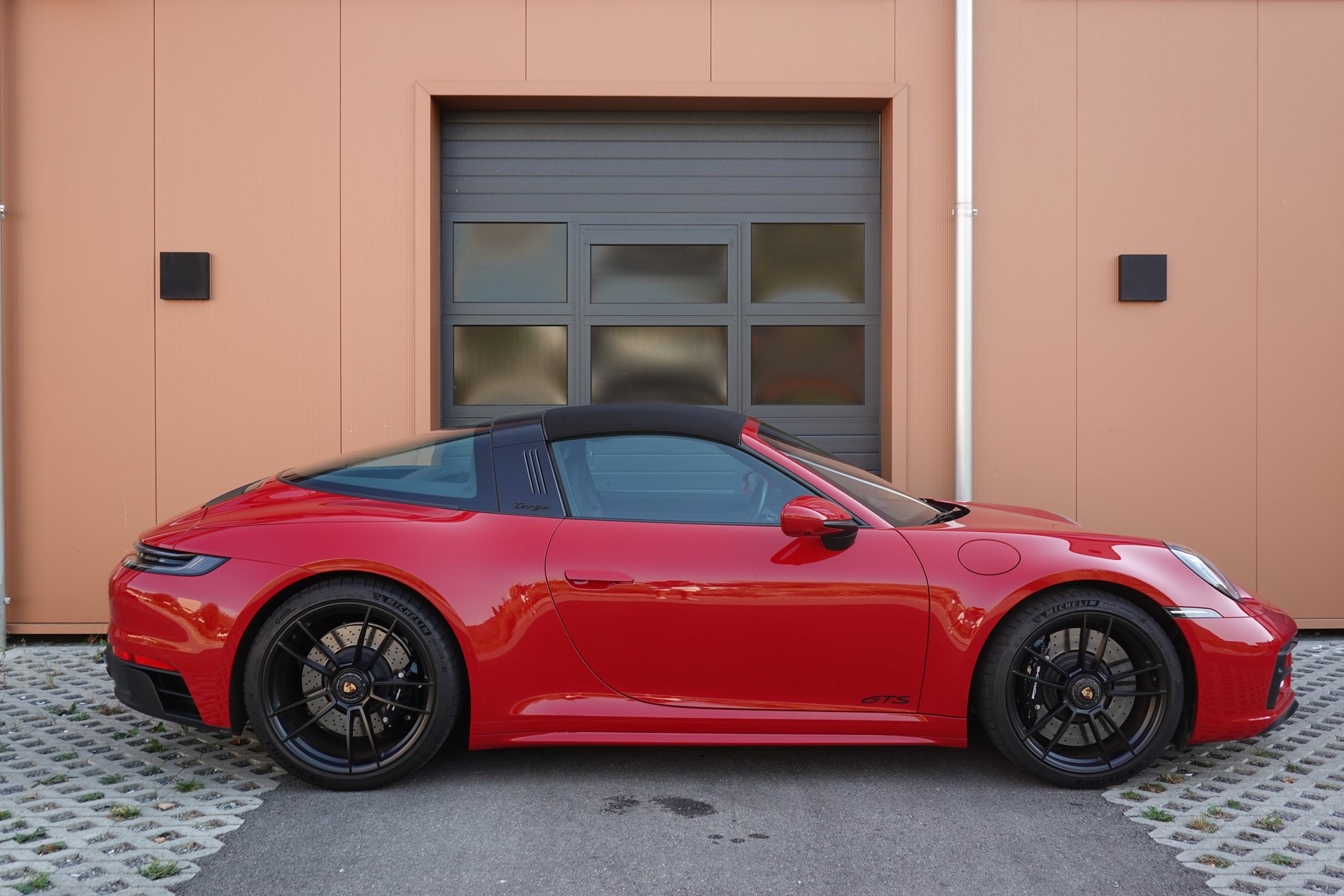 PORSCHE 911 Targa 4 GTS PDK - "CH Auto * Porsche Approved * Son BOSE * Toutes Roues Direct. * Sièges Sport 18 Posit avec Mémoire"-showroom-element-2