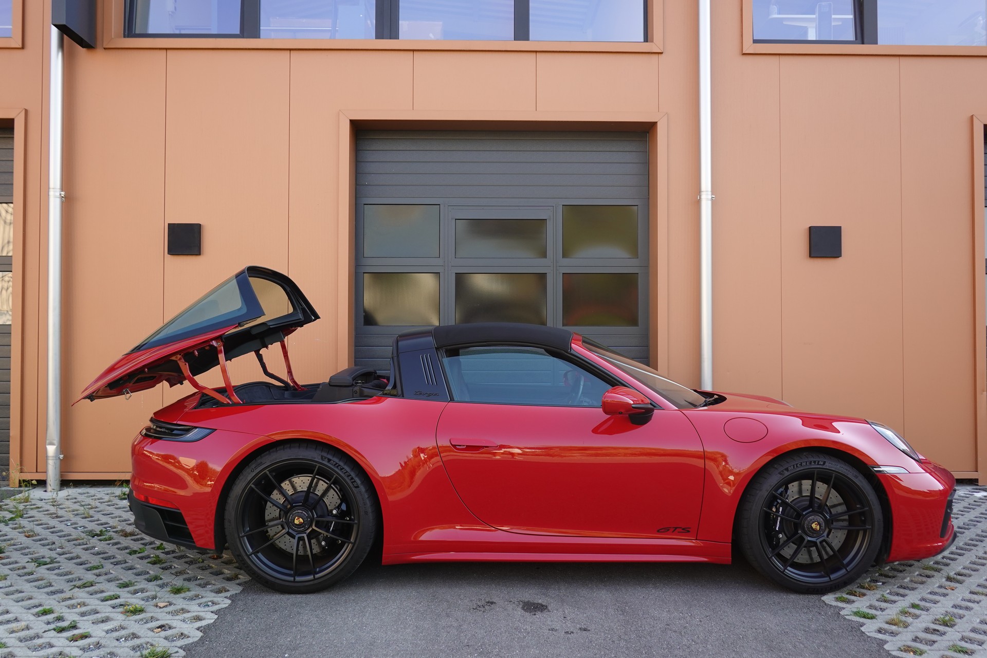 PORSCHE 911 Targa 4 GTS PDK - "CH Auto * Porsche Approved * Son BOSE * Toutes Roues Direct. * Sièges Sport 18 Posit avec Mémoire"-image-4