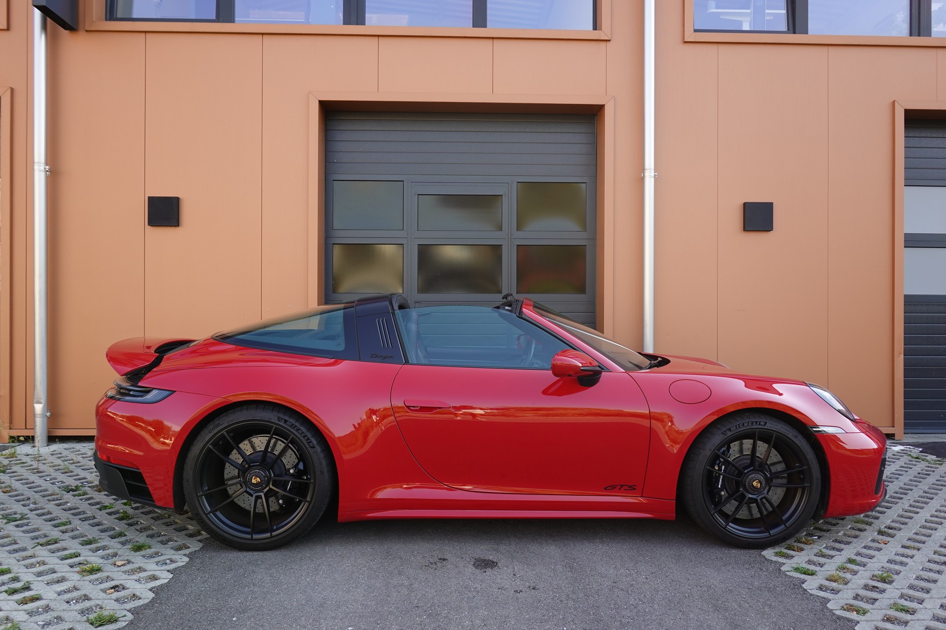 PORSCHE 911 Targa 4 GTS PDK - "CH Auto * Porsche Approved * Son BOSE * Toutes Roues Direct. * Sièges Sport 18 Posit avec Mémoire"-showroom-element-3