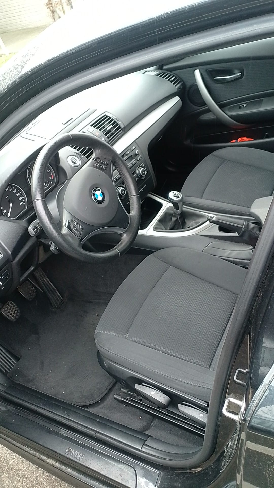 BMW 118i-image-1