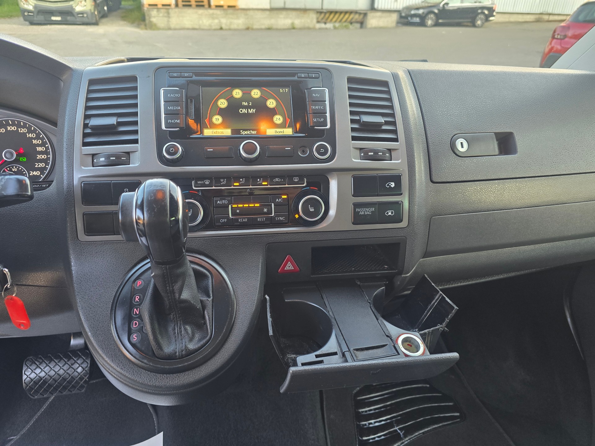 VW T5 Caravelle Trendline 2.0 TDI CR DSG-image-17