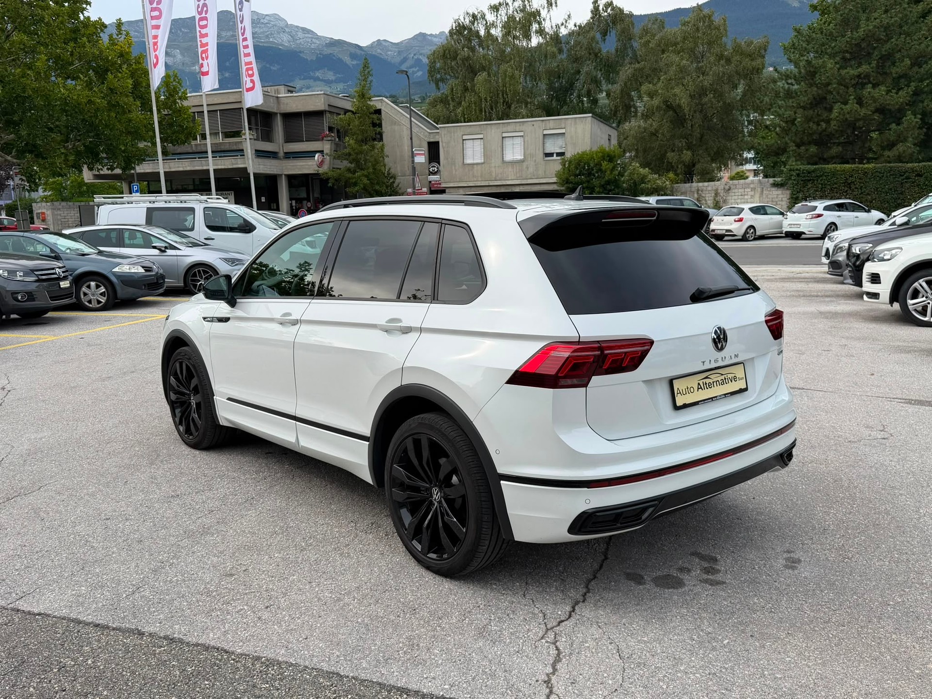 VW Tiguan 2.0 TDI SCR R-Line 4Motion DSG-image-2