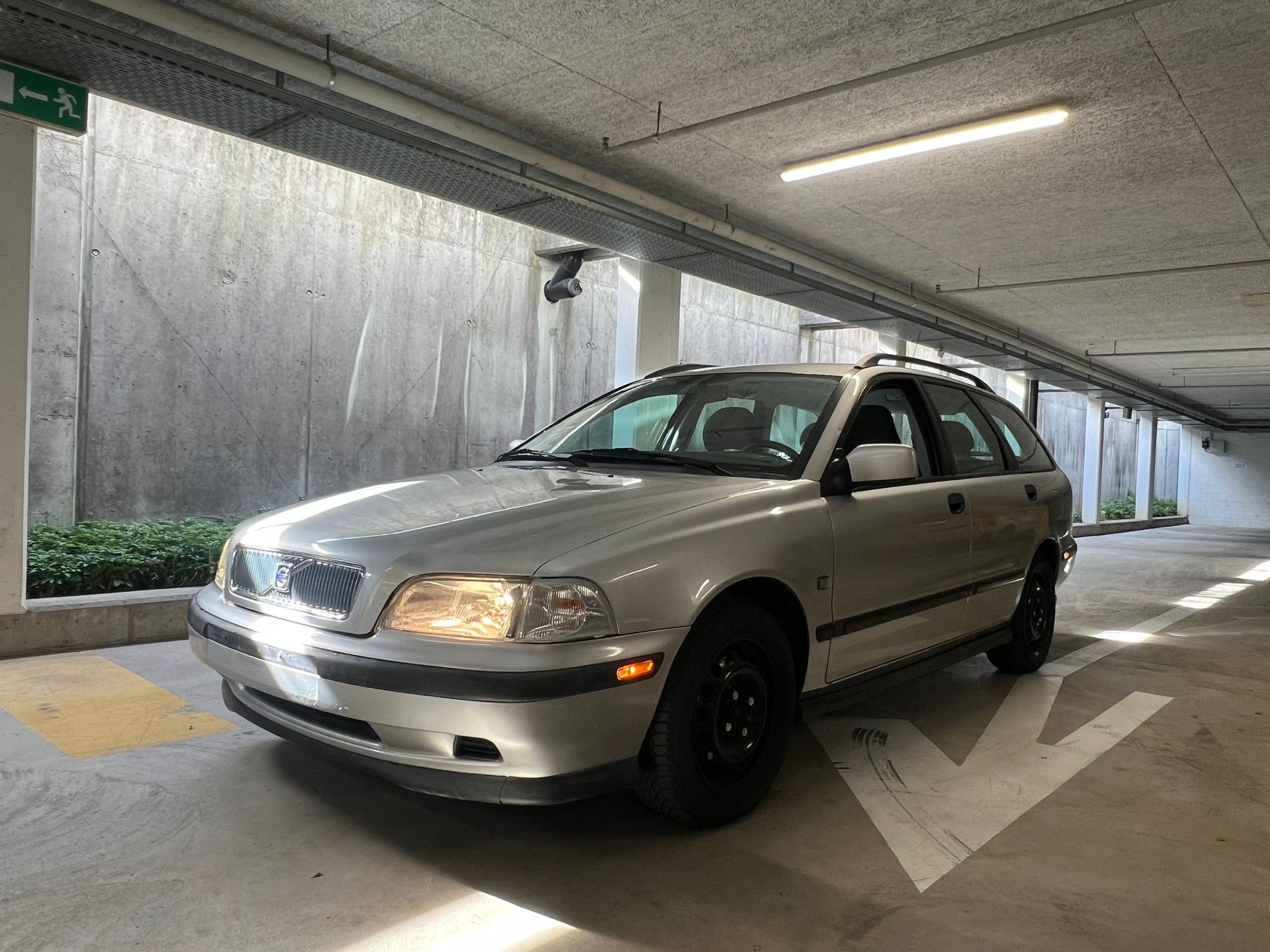 VOLVO V40 2.0 // MFK NEU, Automatik-image-0