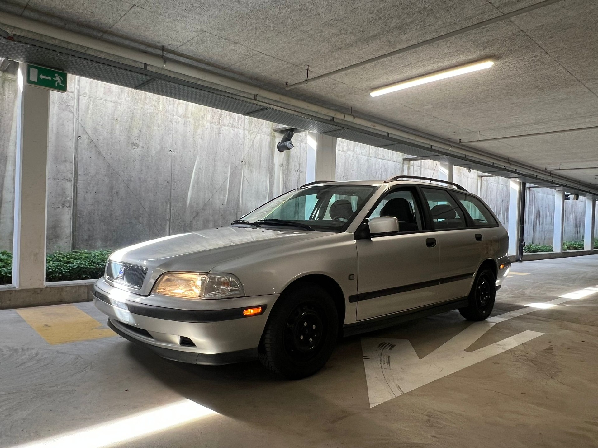 VOLVO V40 2.0 // MFK NEU, Automatik-image-1