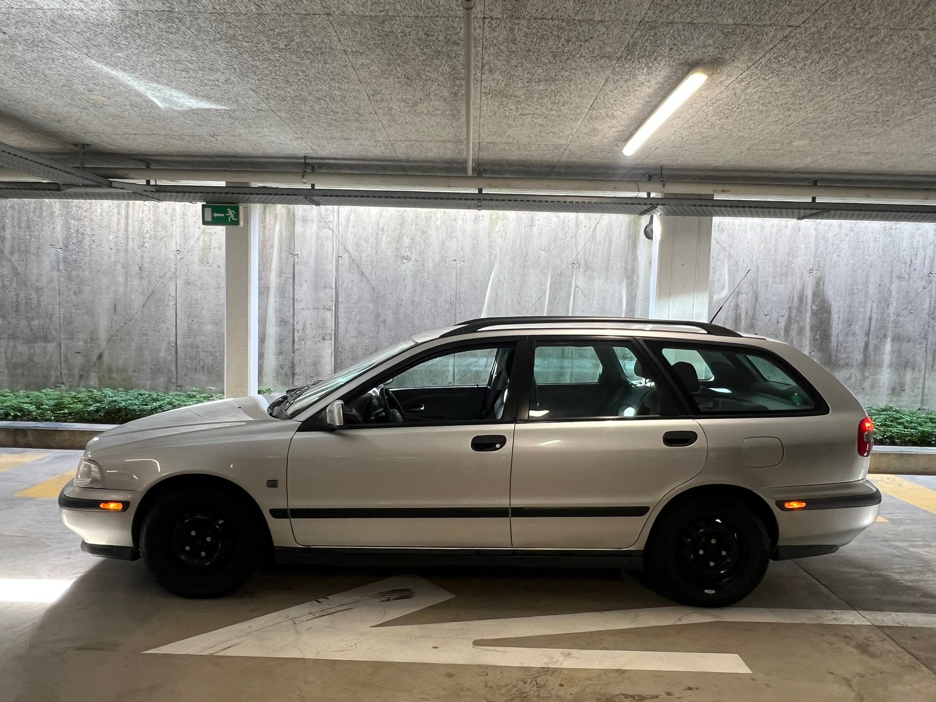 VOLVO V40 2.0 // MFK NEU, Automatik-image-3