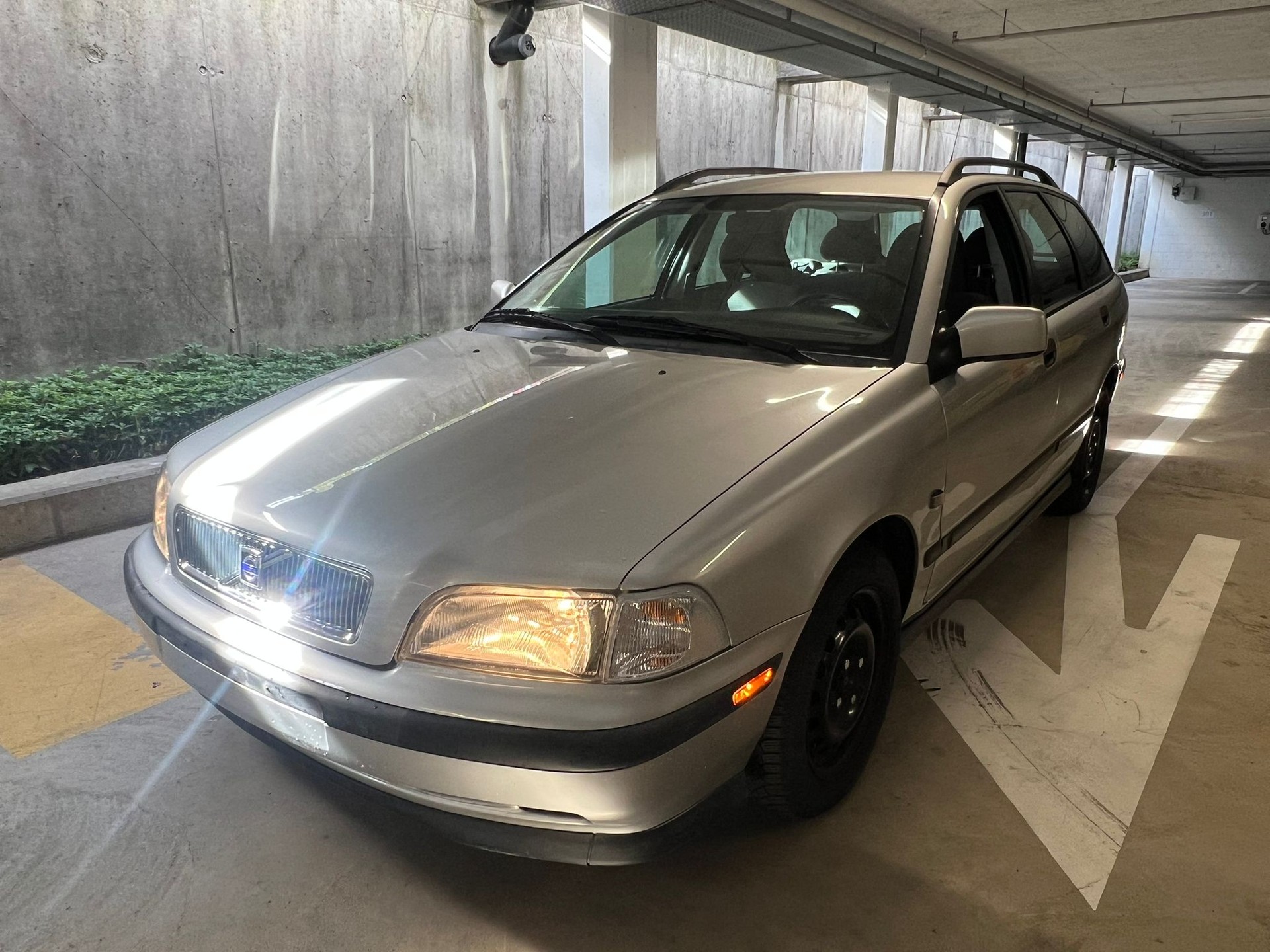 VOLVO V40 2.0 // MFK NEU, Automatik-image-2
