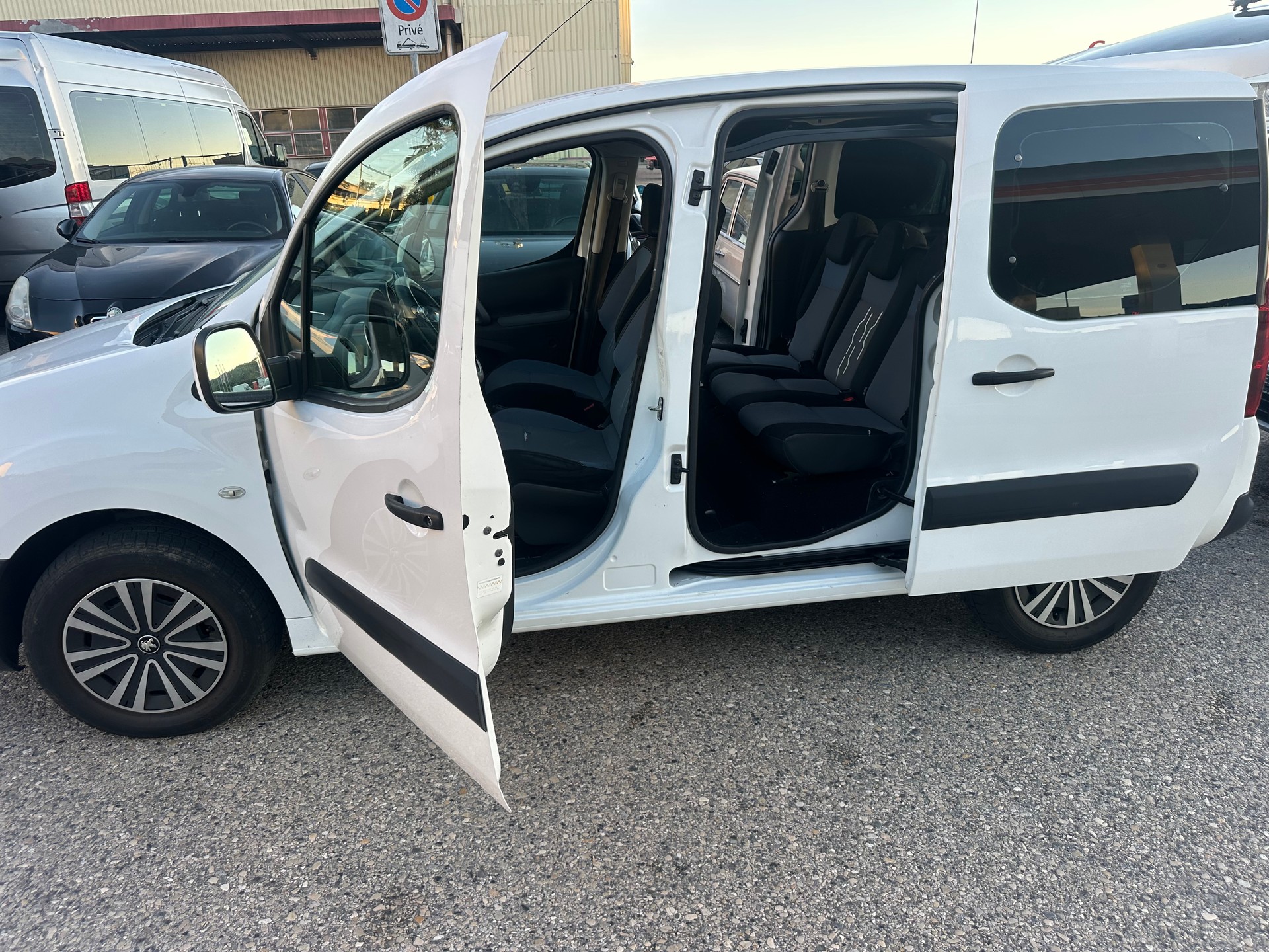PEUGEOT Partner 1.6 e-HDI Family-image-4