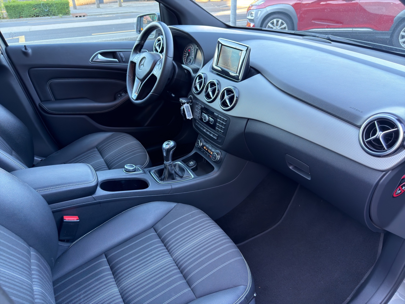 MERCEDES-BENZ B 200-image-13
