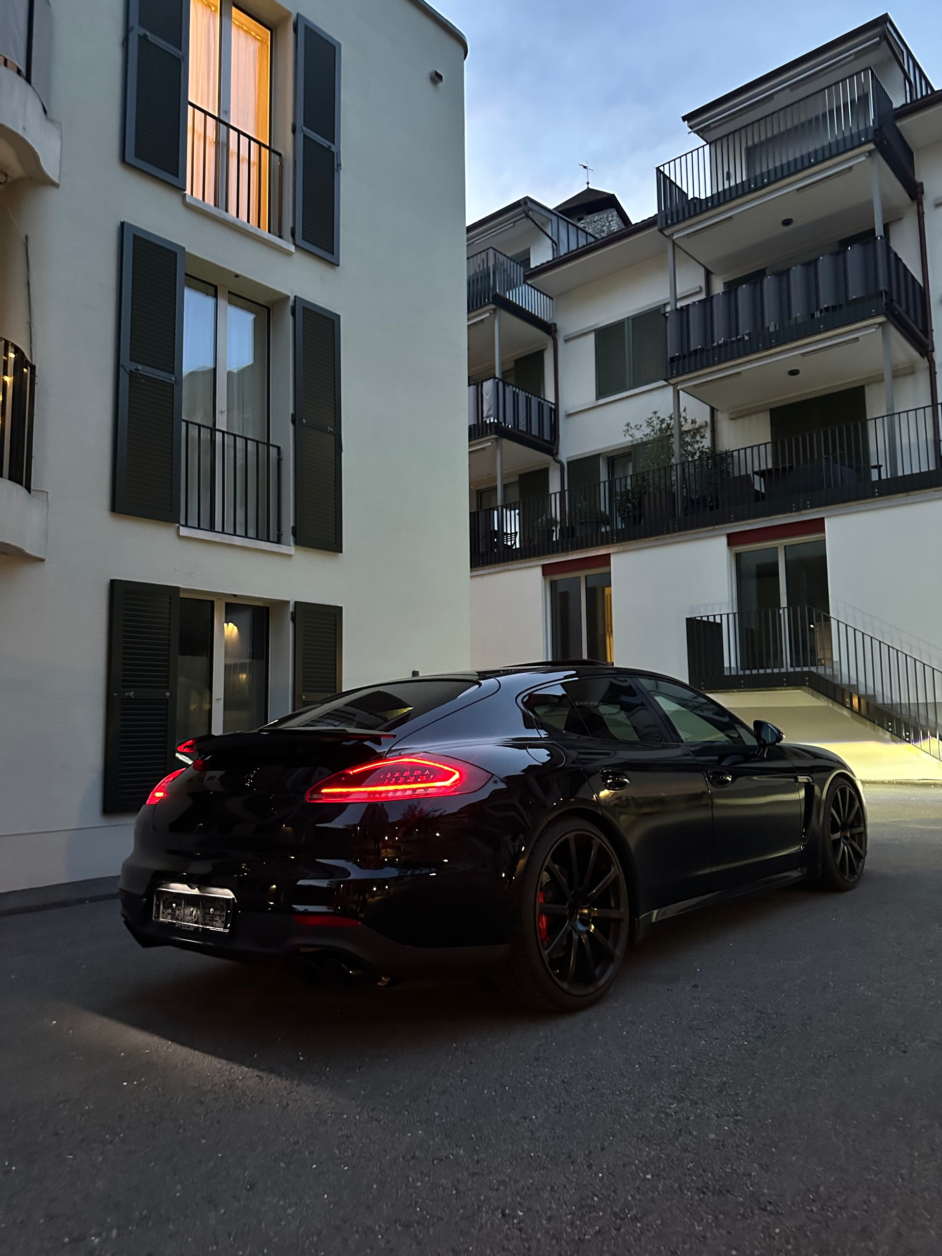 PORSCHE Panamera GTS V8 4.8 PDK-image-1