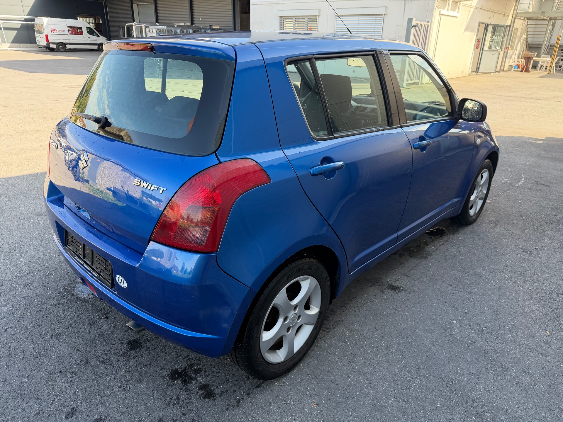 SUZUKI Swift 1.3i 16V GL Top-image-2