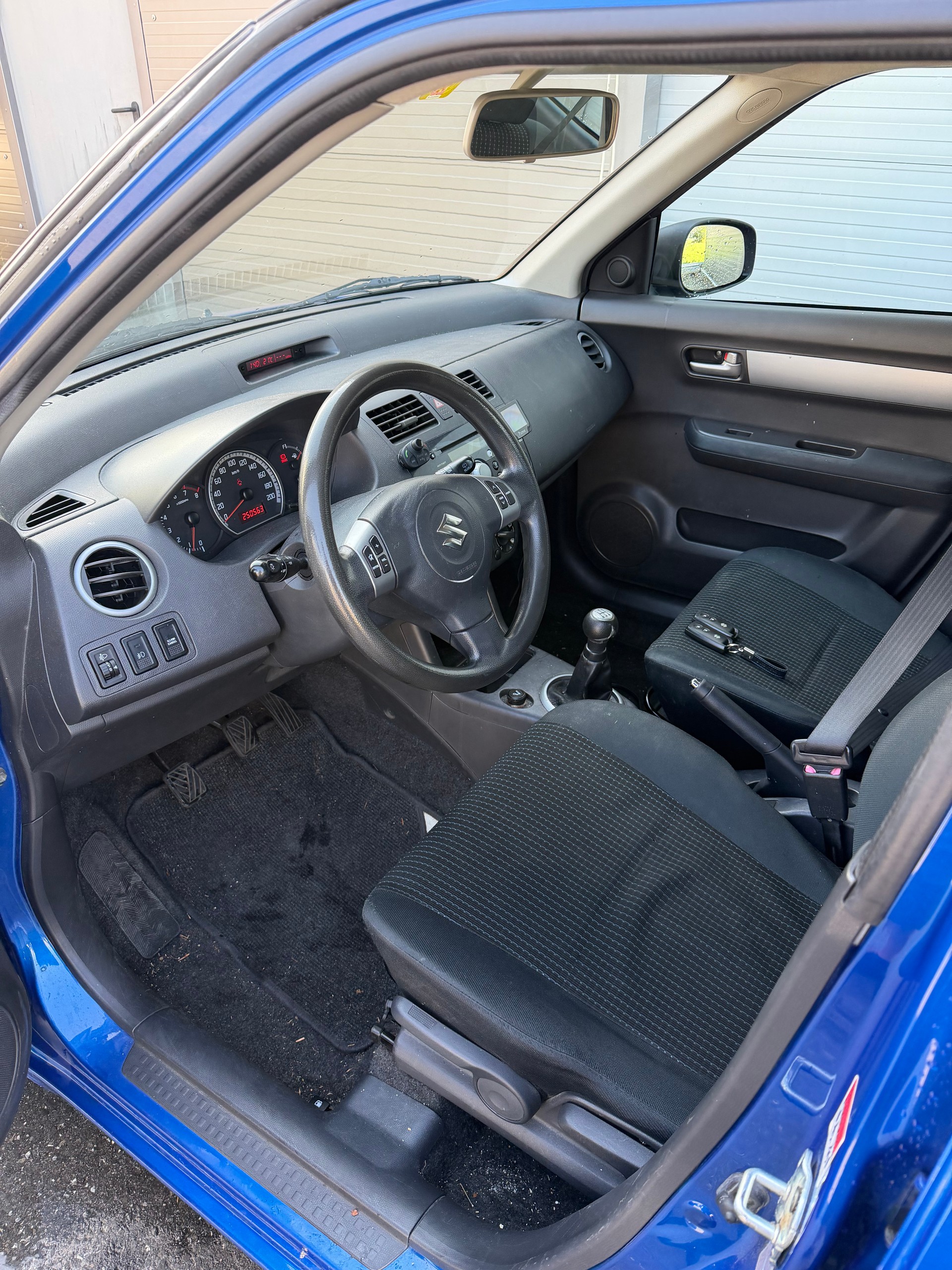 SUZUKI Swift 1.3i 16V GL Top-image-8