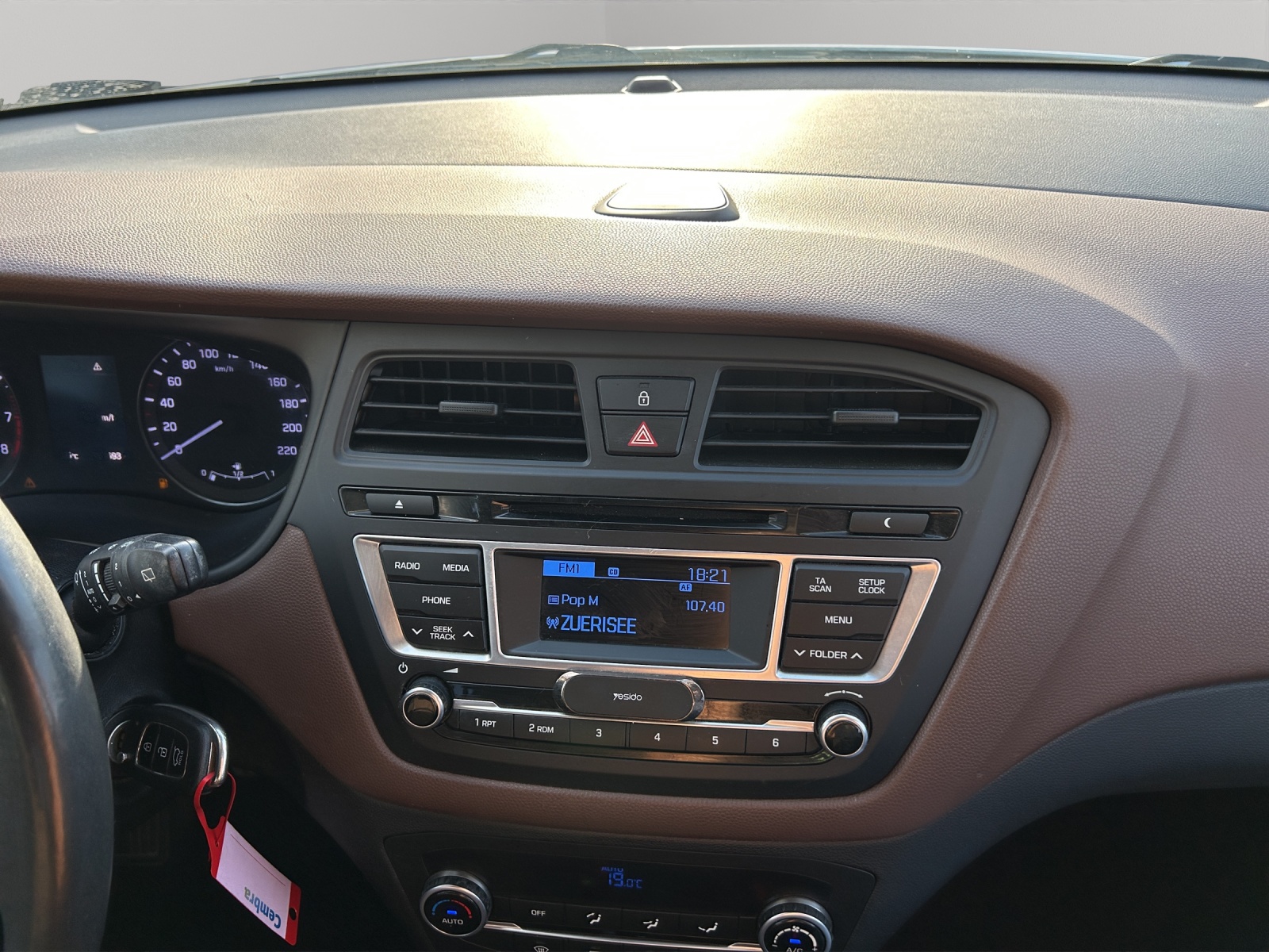HYUNDAI i20 1.4 Amplia-image-10