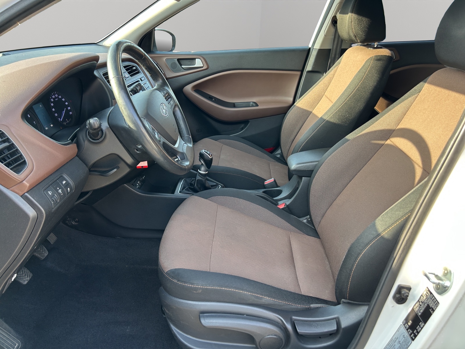 HYUNDAI i20 1.4 Amplia-image-9