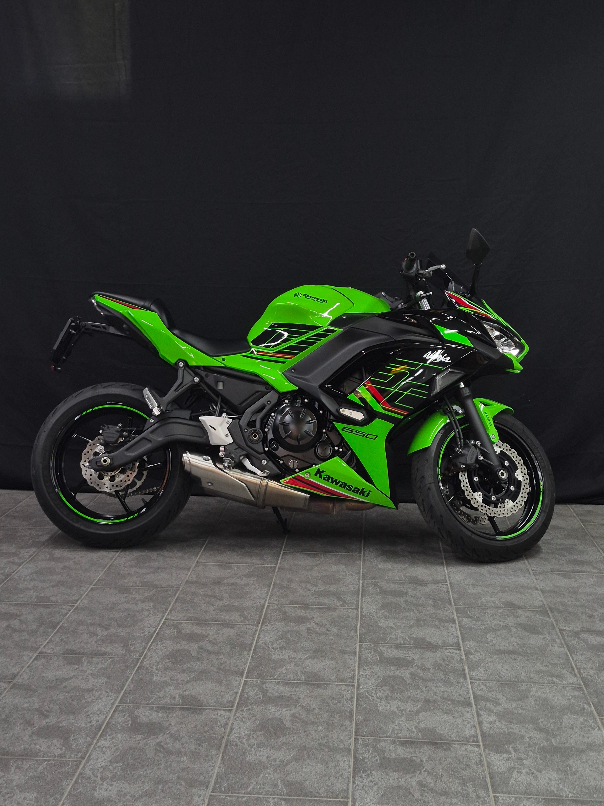KAWASAKI Ninja 650 (35kW)-showroom-element-1