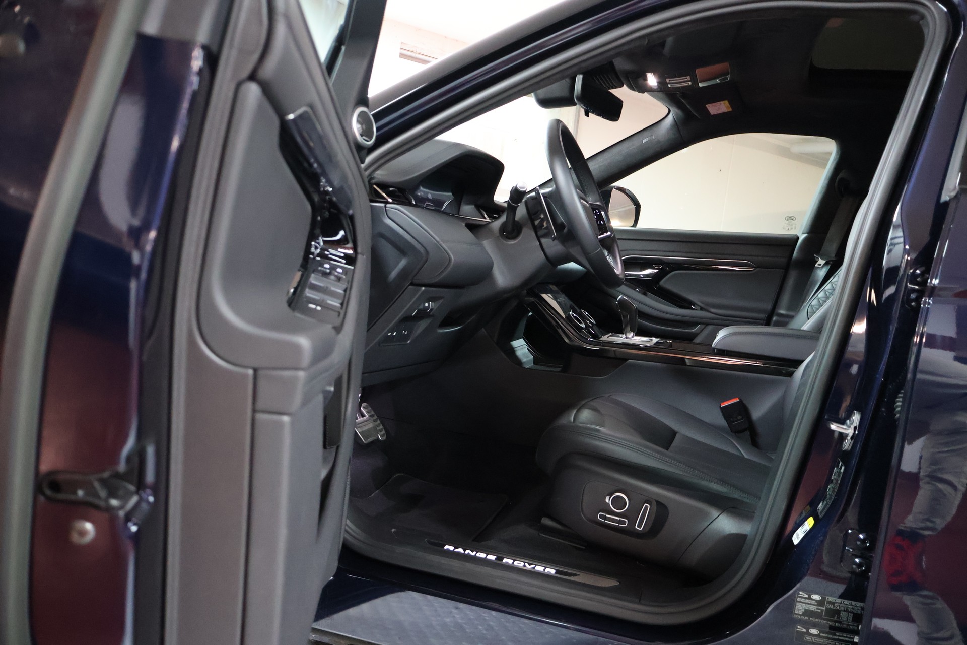 LAND ROVER Range Rover Evoque R-Dynamic P 300e S AT8-image-8
