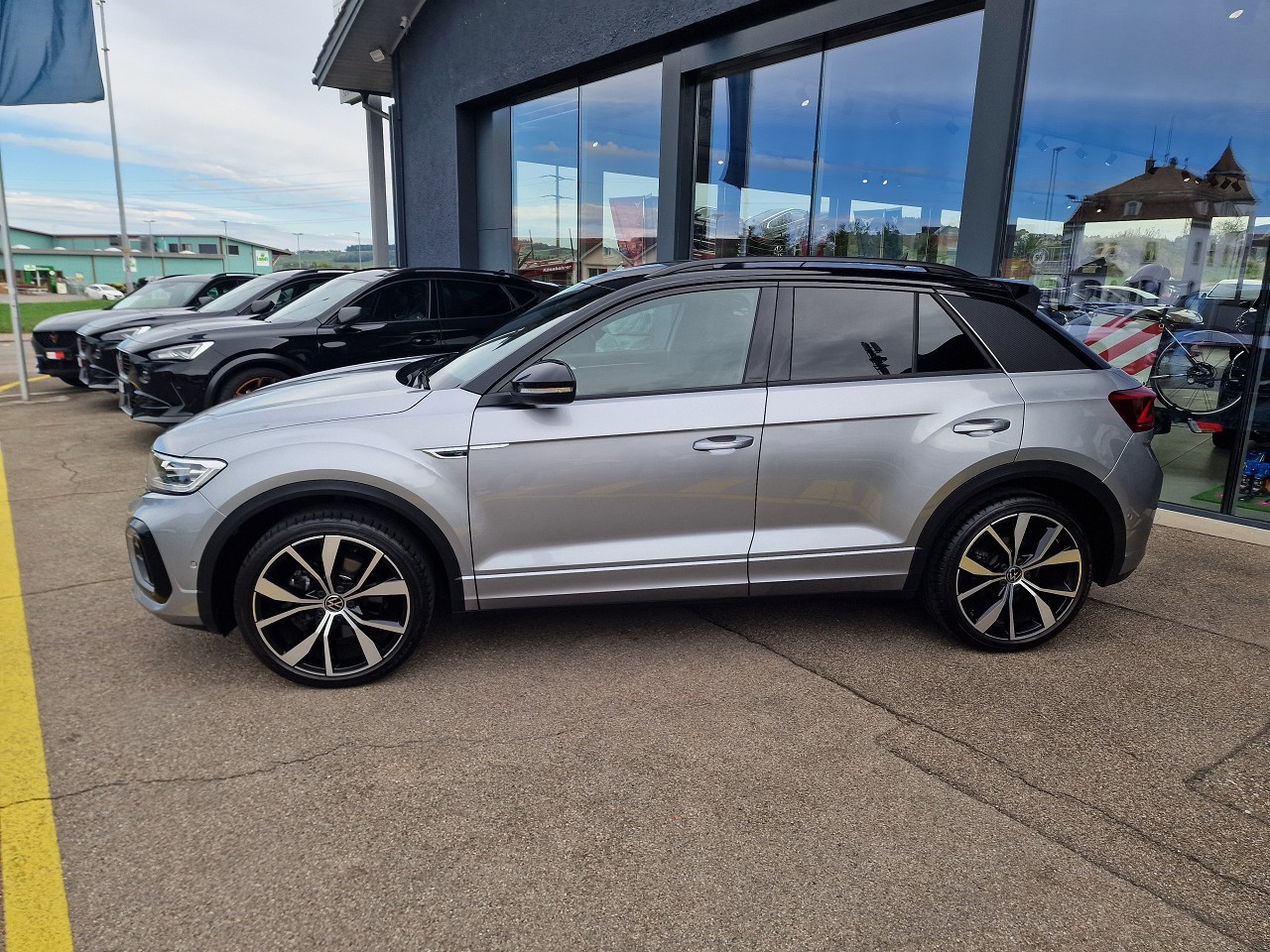 VW T-Roc 2.0 TSI R-Line DSG 4Motion-image-2