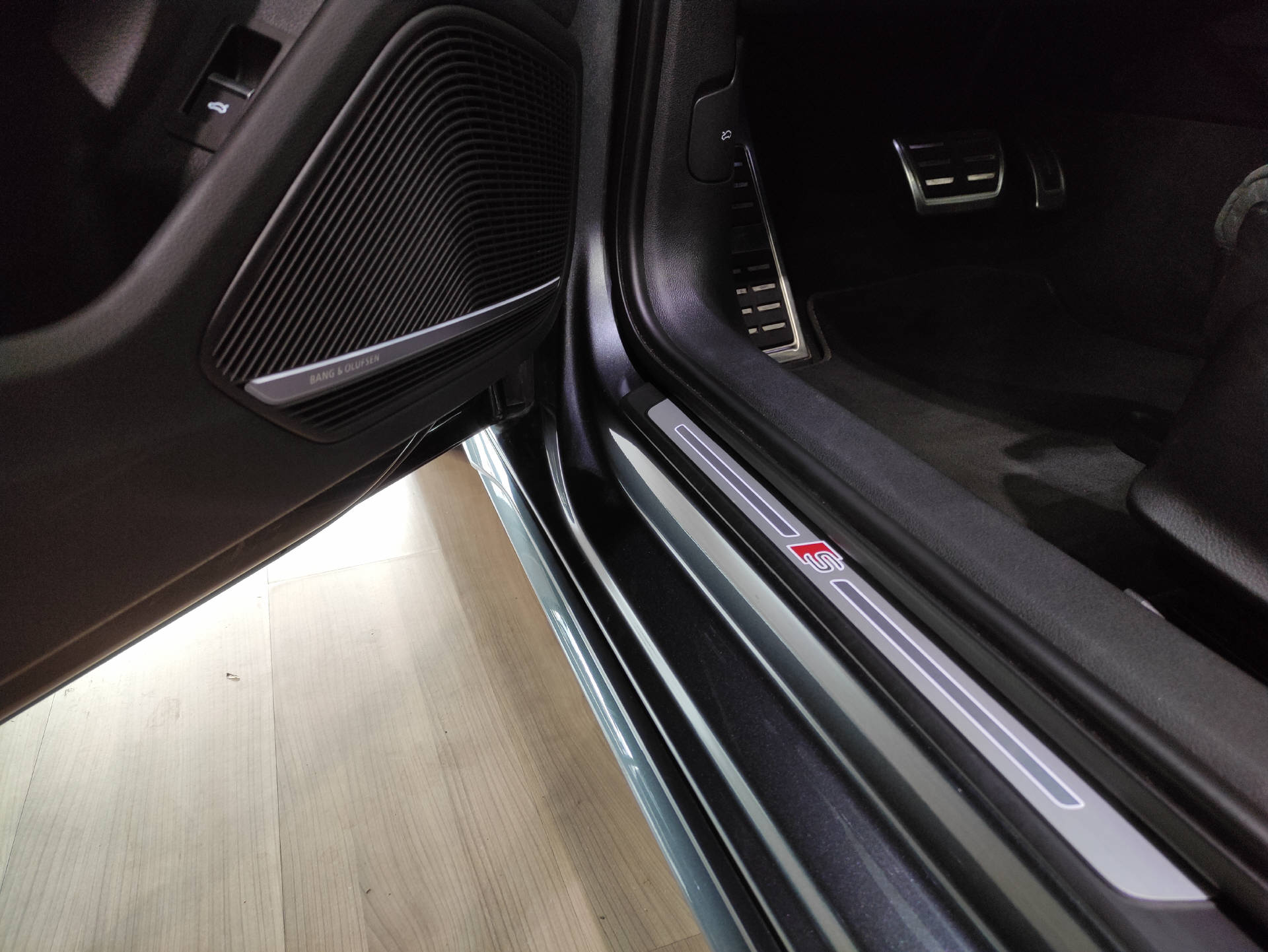 AUDI A4 Avant 40 TDI S Line quattro S-Tronic-image-5
