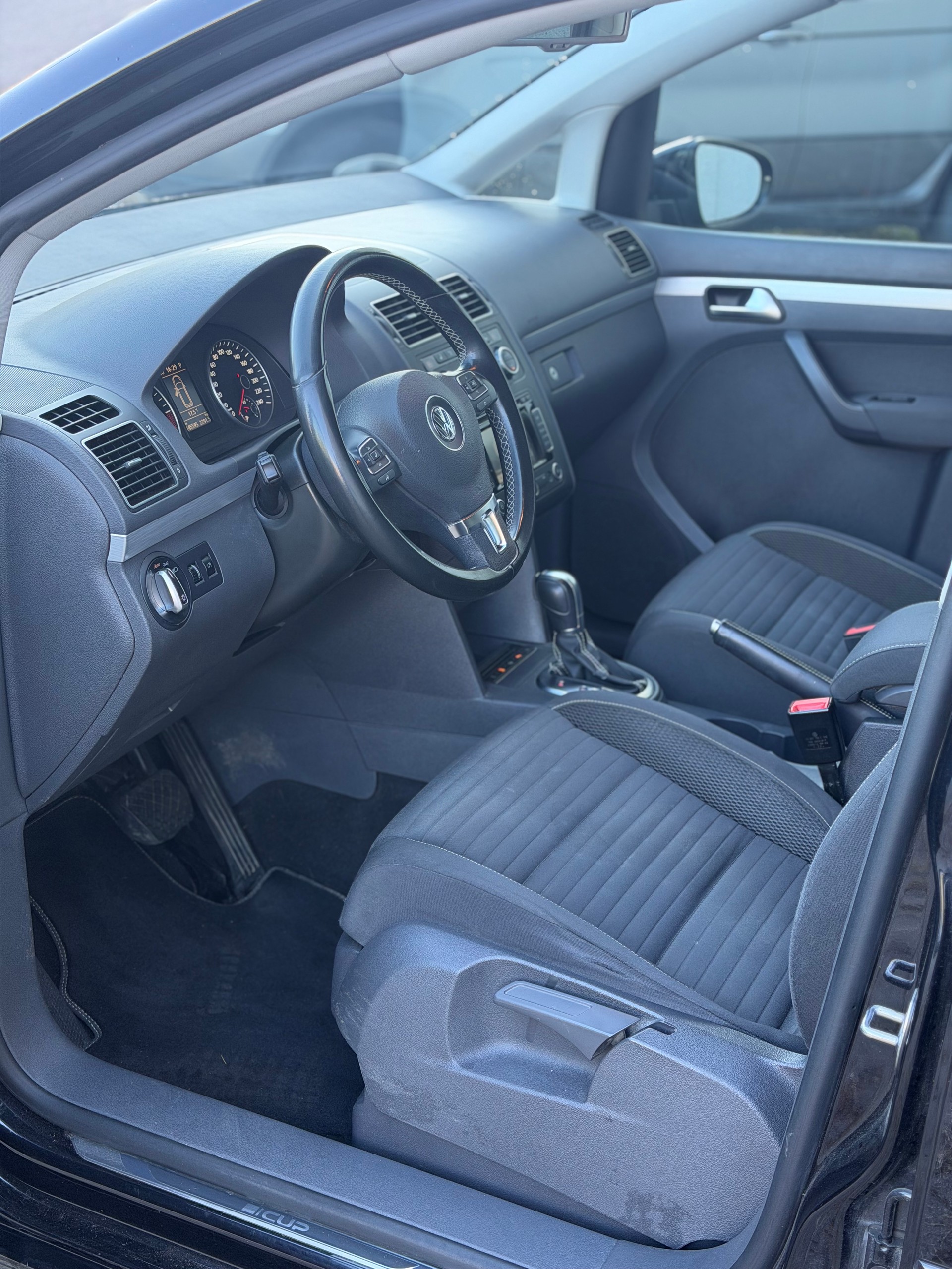 VW Touran 2.0 TDI BlueMotion Technology Cup DSG-image-8