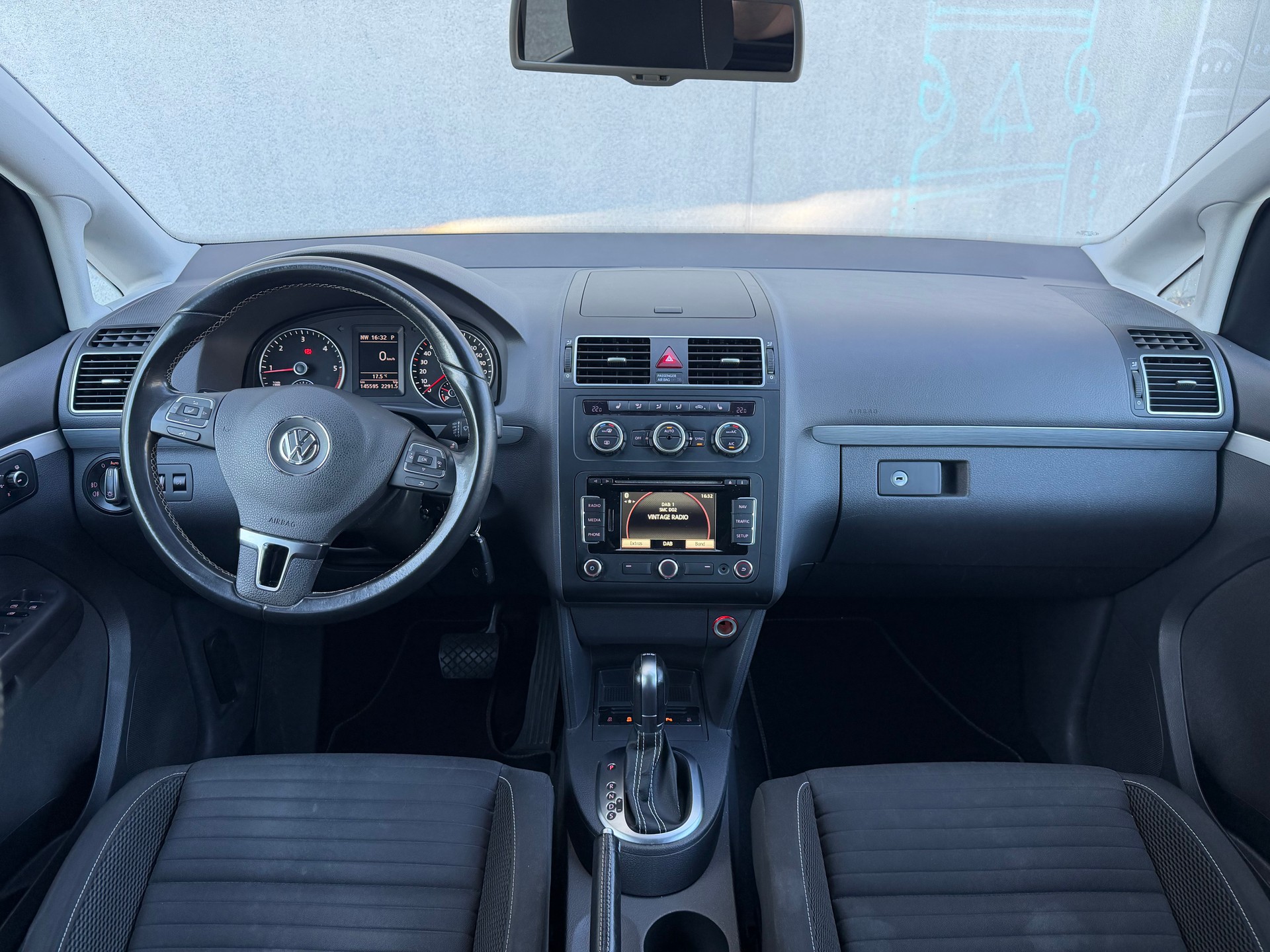 VW Touran 2.0 TDI BlueMotion Technology Cup DSG-image-13
