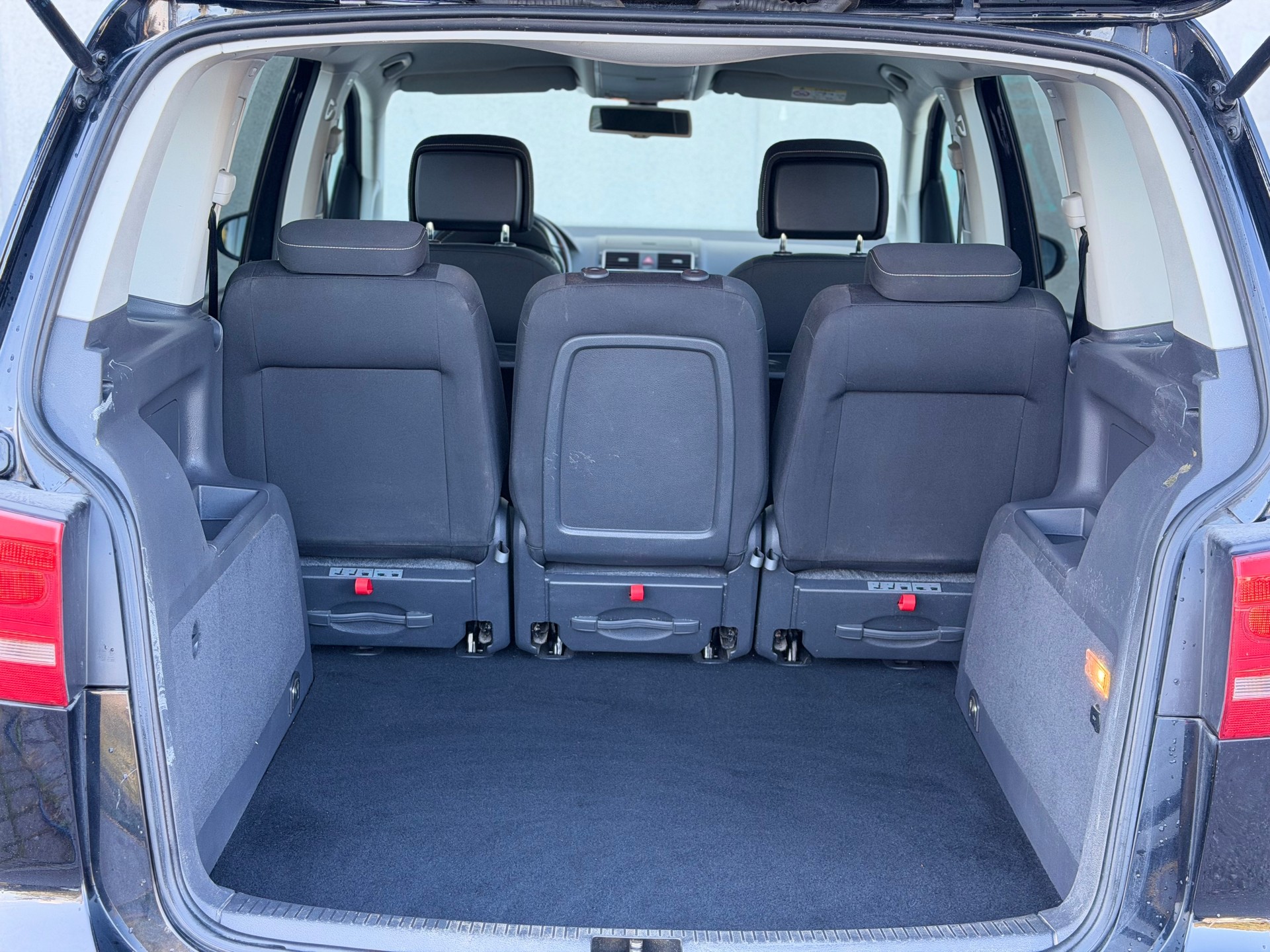VW Touran 2.0 TDI BlueMotion Technology Cup DSG-image-11