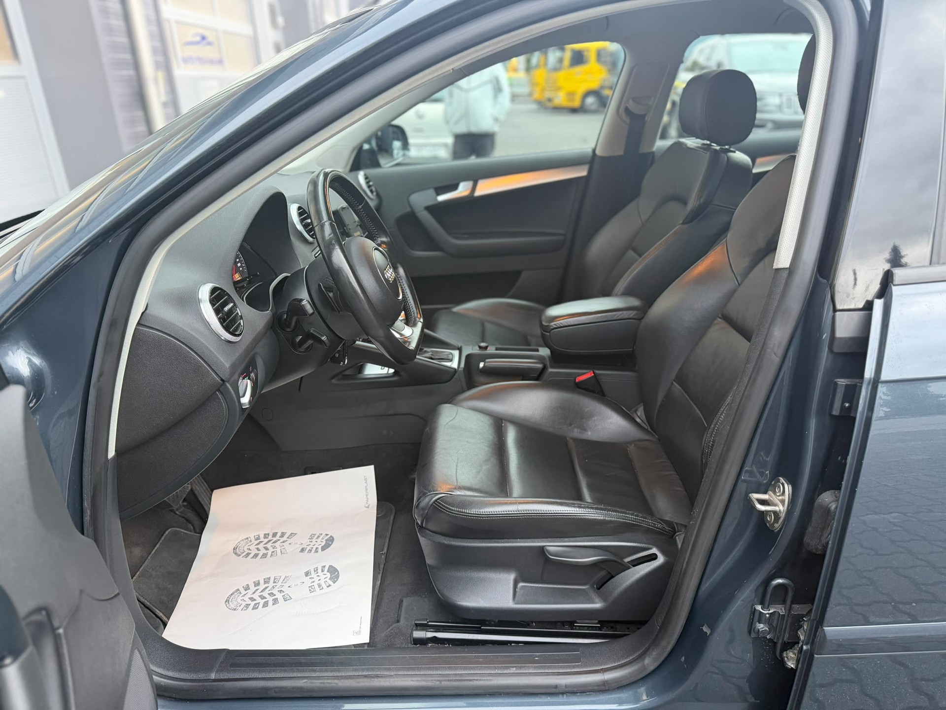 AUDI A3 Sportback 2.0 TFSI Ambition S-tronic-image-8