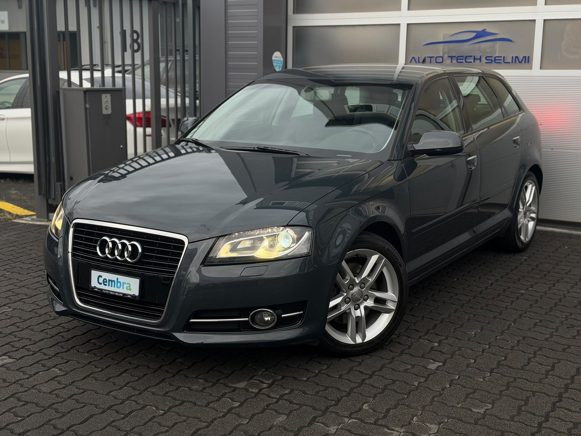 AUDI A3 Sportback 2.0 TFSI Ambition S-tronic-image-0