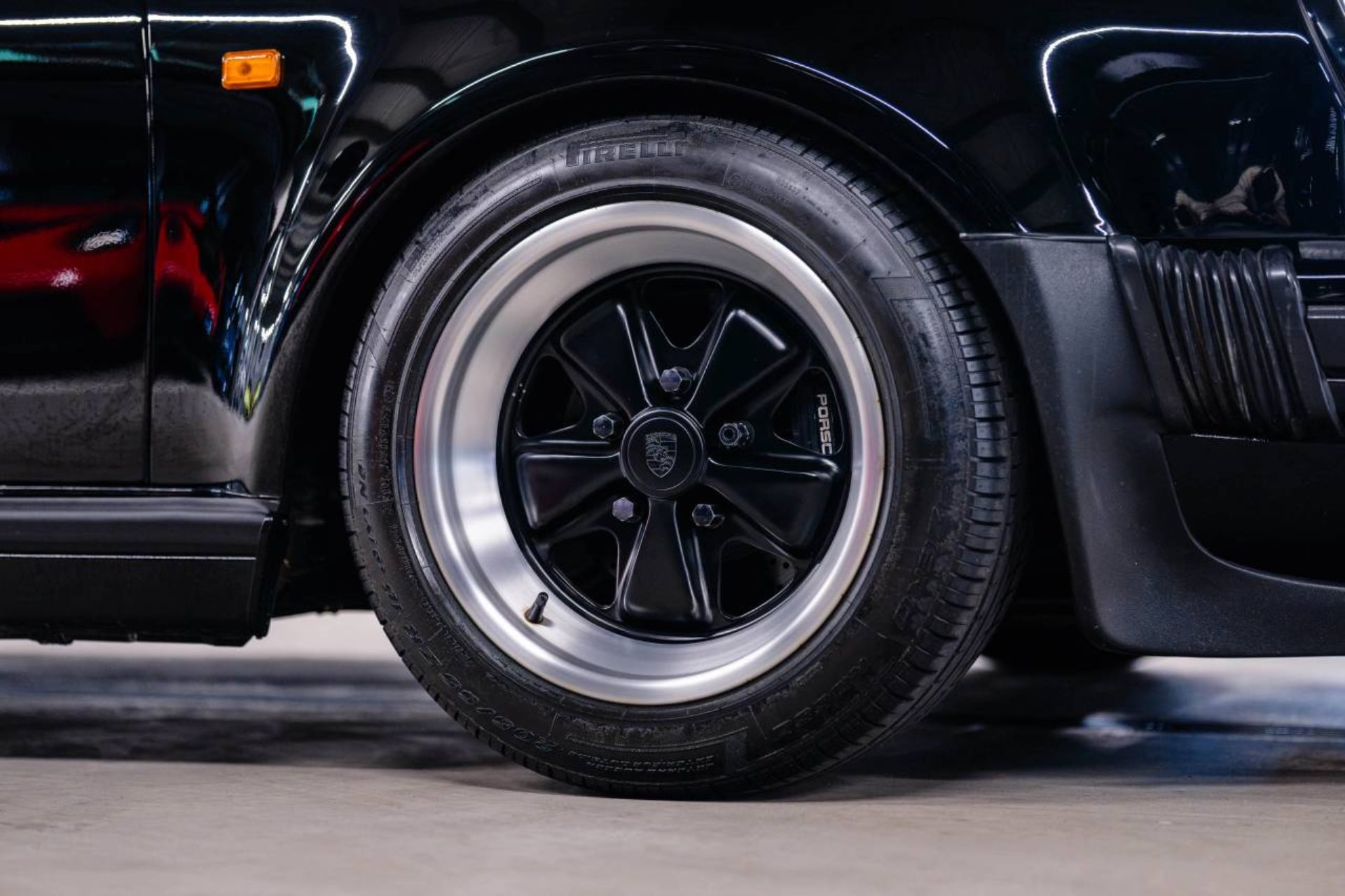 PORSCHE 911 Turbo 3.3 Coupé-image-9