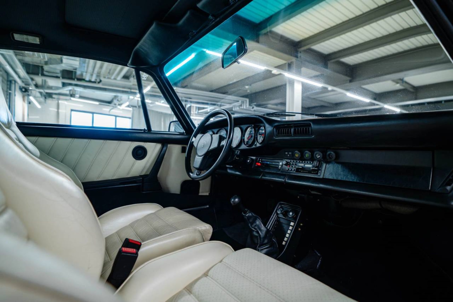 PORSCHE 911 Turbo 3.3 Coupé-image-14