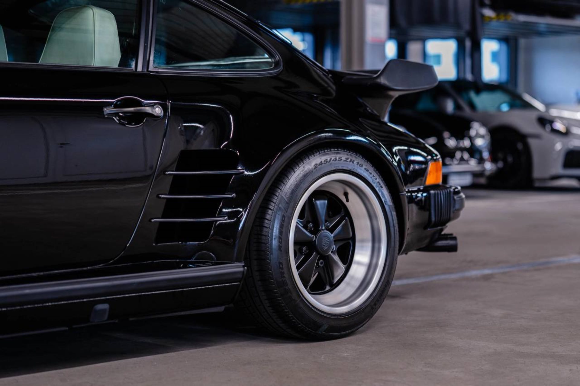 PORSCHE 911 Turbo 3.3 Coupé-image-6