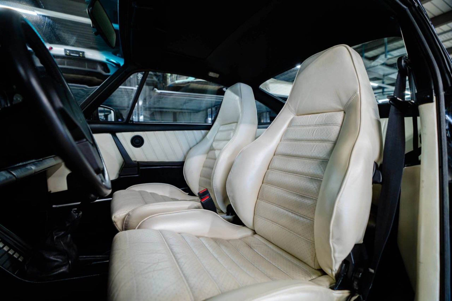 PORSCHE 911 Turbo 3.3 Coupé-image-4