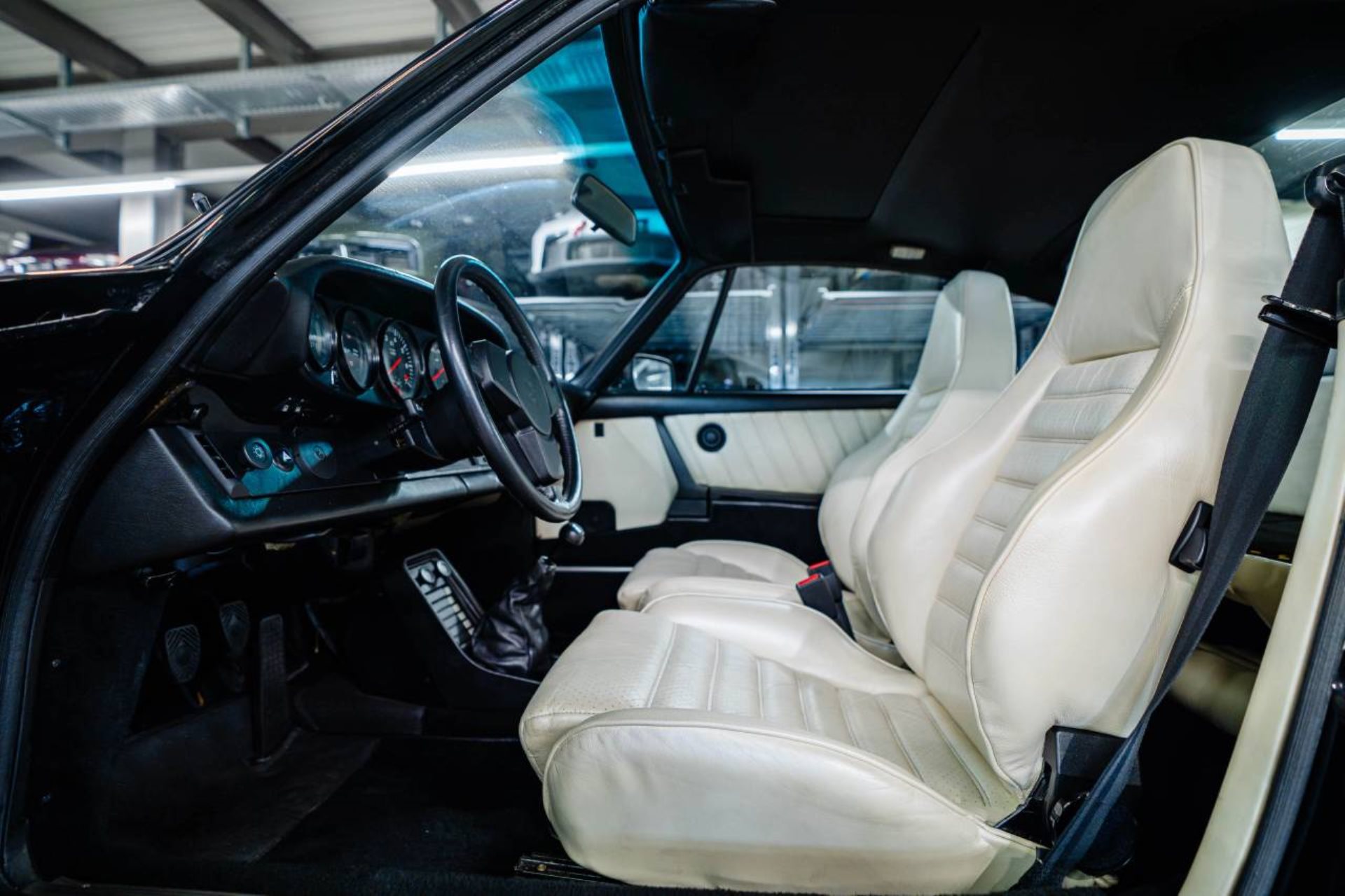 PORSCHE 911 Turbo 3.3 Coupé-image-12