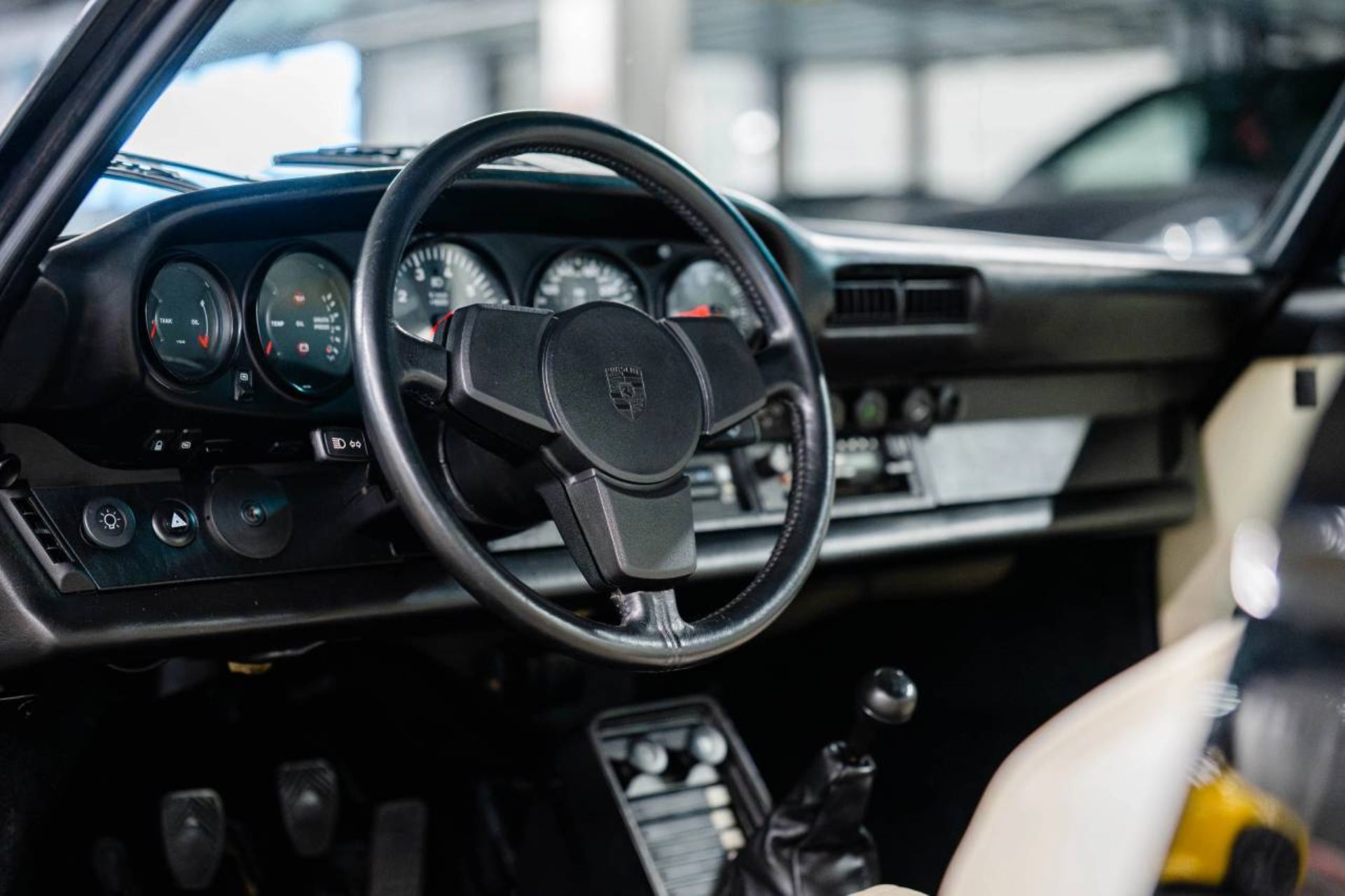 PORSCHE 911 Turbo 3.3 Coupé-image-3