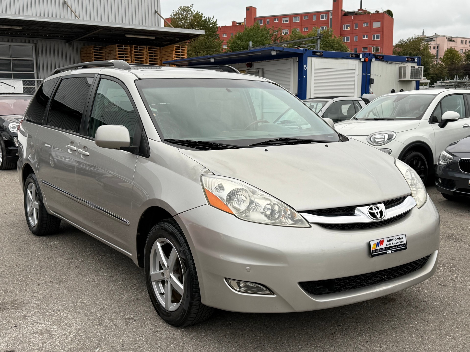 TOYOTA Sienna XLE Limited 3.5 V6 AWD / Ab MFK 14.03.2025 / 7 Plätzer / 8-fach bereift / Leder / JBL Audio / Sitzheizung-image-2