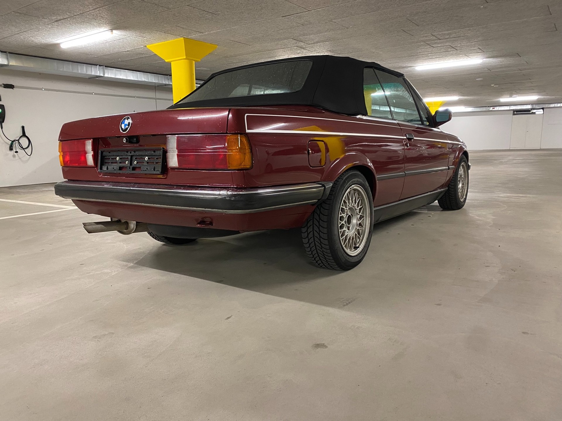 BMW 320i Cabrio-image-2