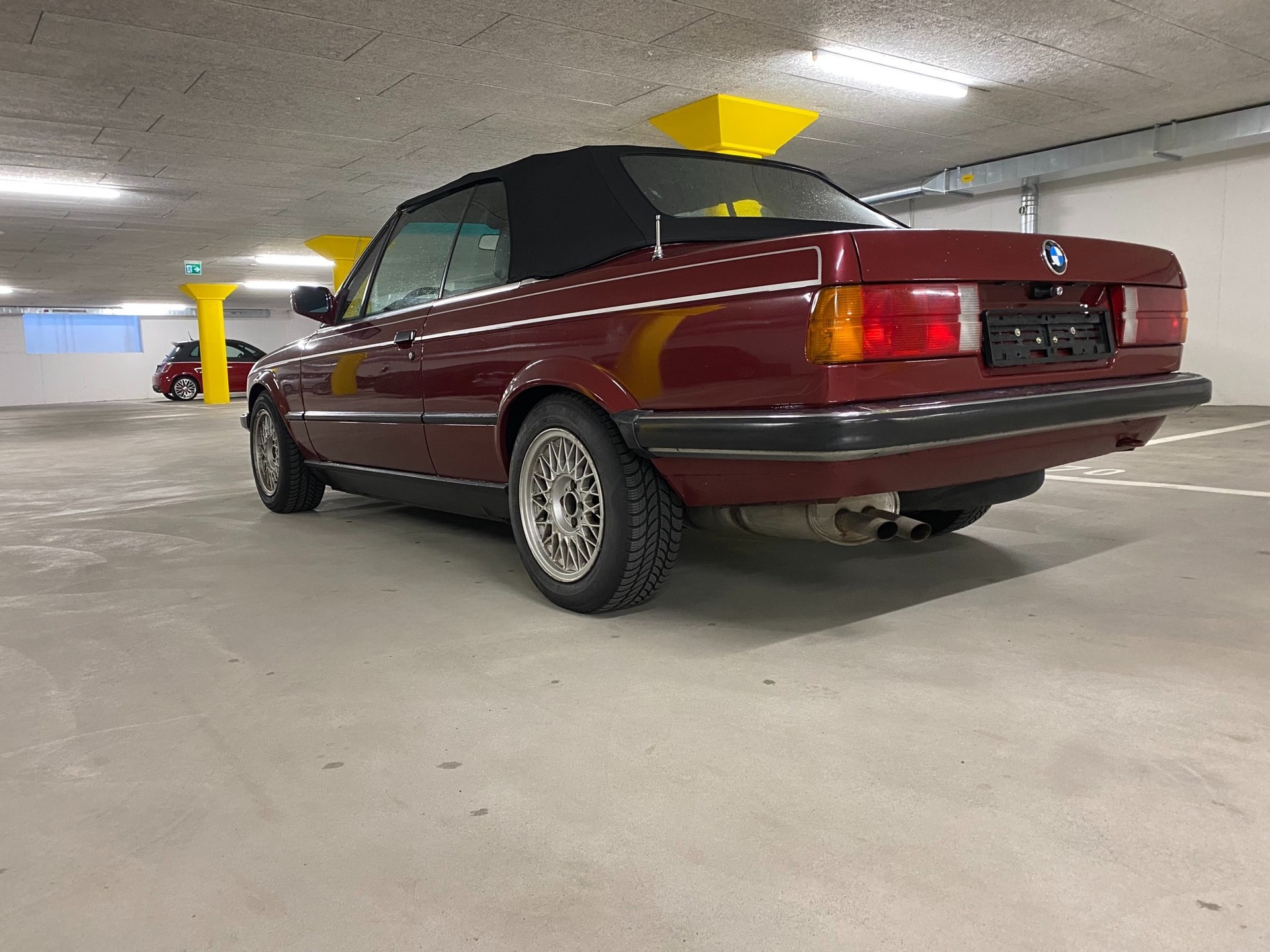 BMW 320i Cabrio-image-3
