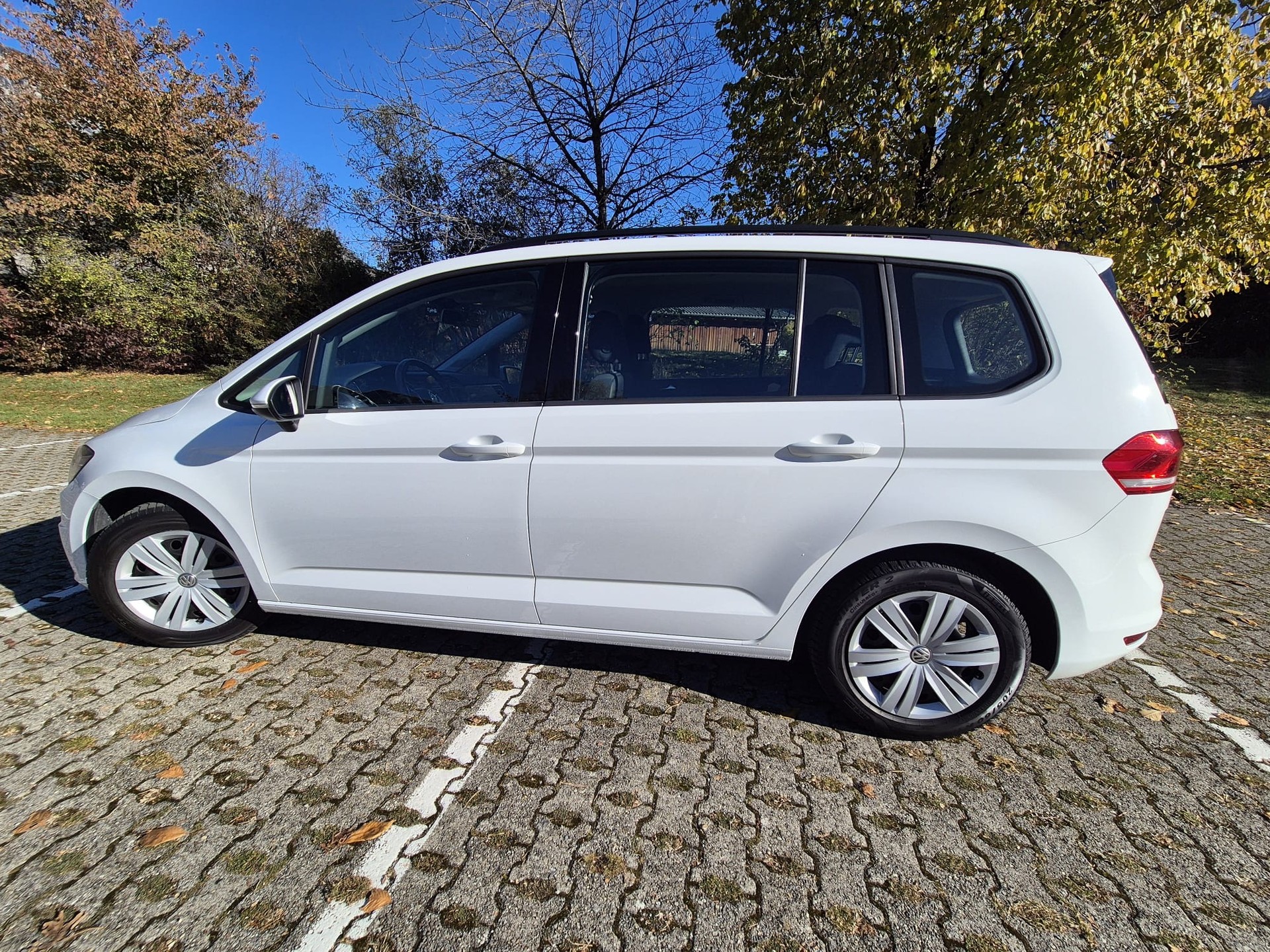 VW Touran 1.6 TDI BlueMotion Technology Trendline DSG-image-3