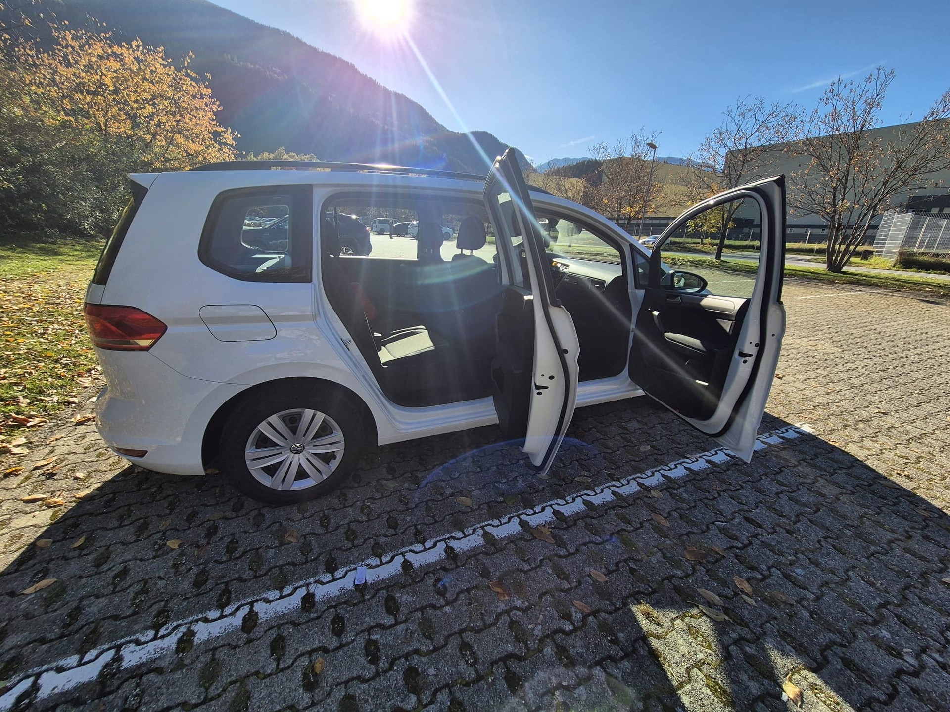 VW Touran 1.6 TDI BlueMotion Technology Trendline DSG-image-5