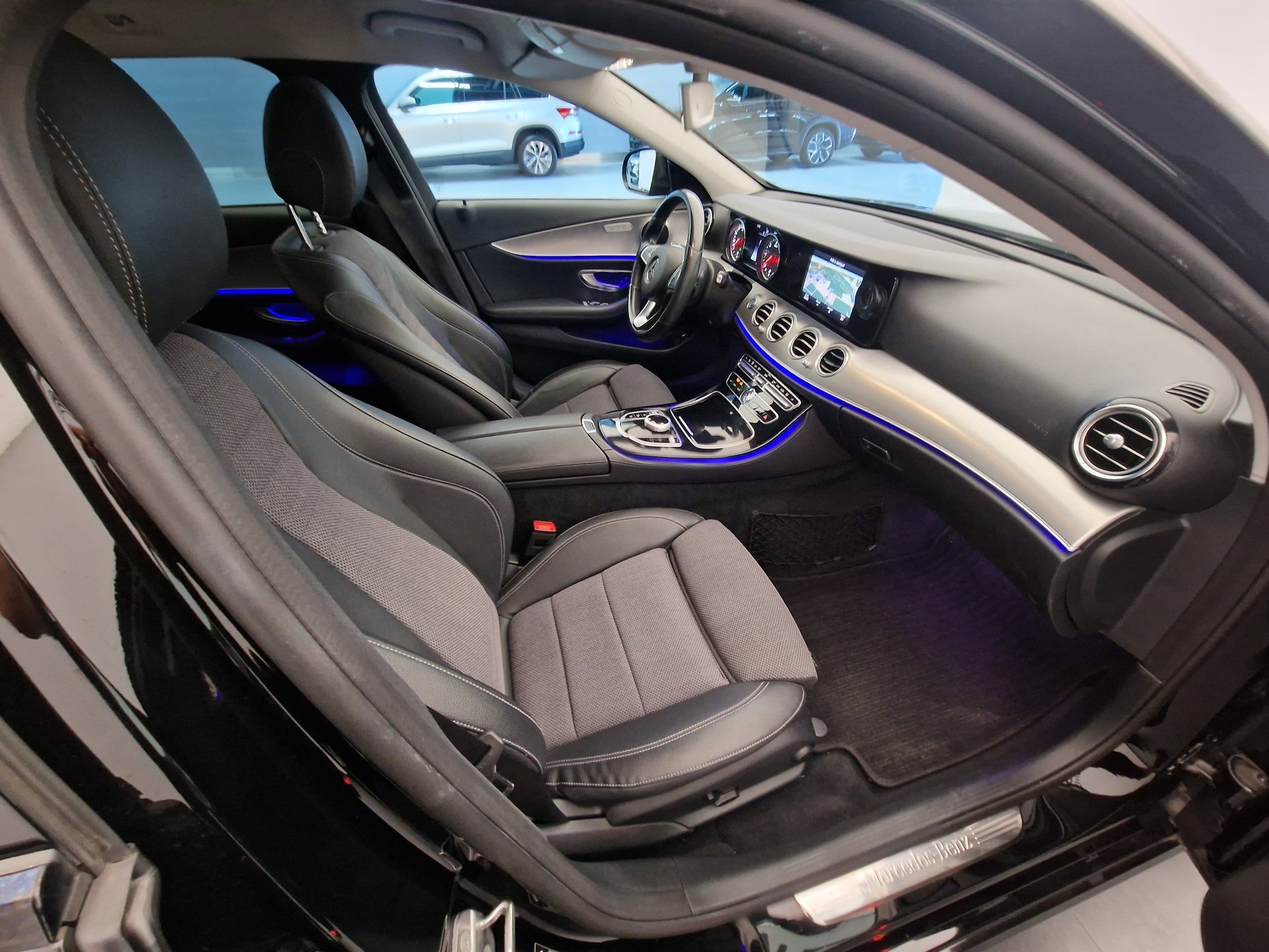 MERCEDES-BENZ E 220 d Avantgarde 9G-Tronic-image-10