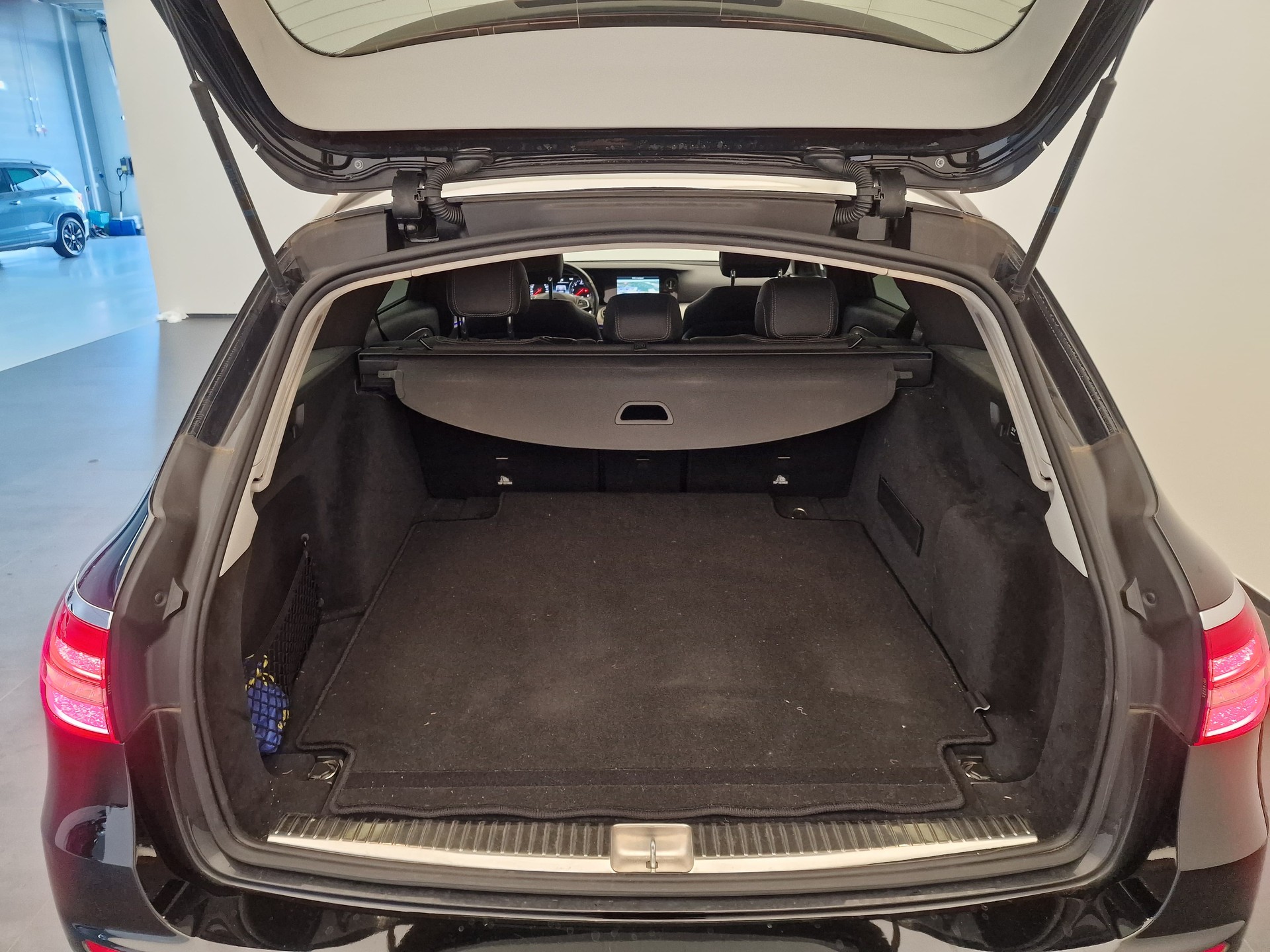 MERCEDES-BENZ E 220 d Avantgarde 9G-Tronic-image-14
