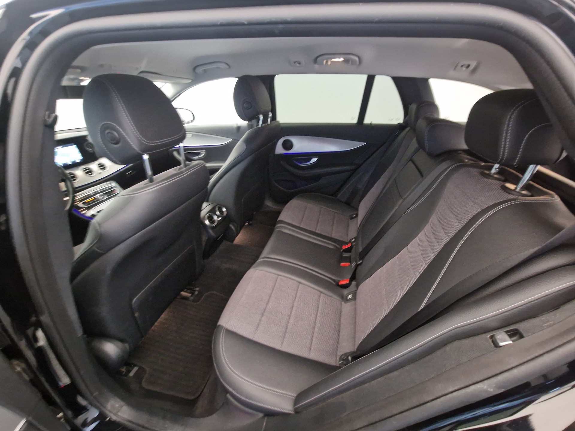 MERCEDES-BENZ E 220 d Avantgarde 9G-Tronic-image-12