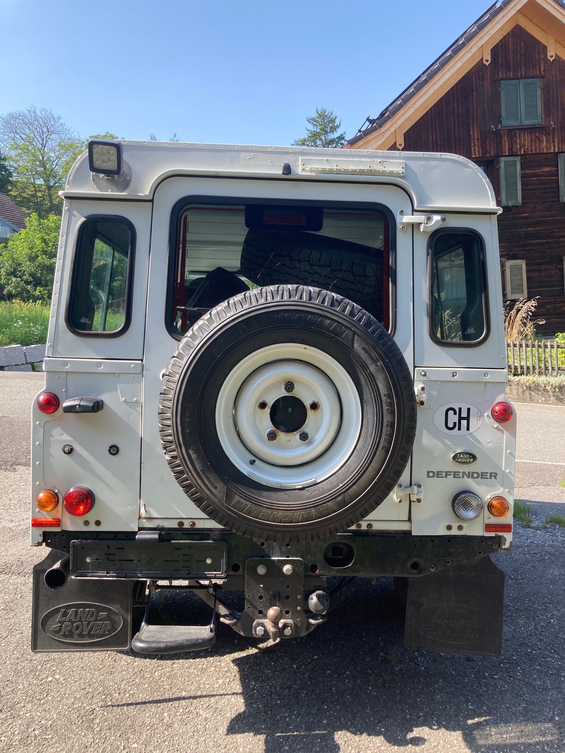 LAND ROVER Defender 110 2.2 TD4 Station Wagon-image-2